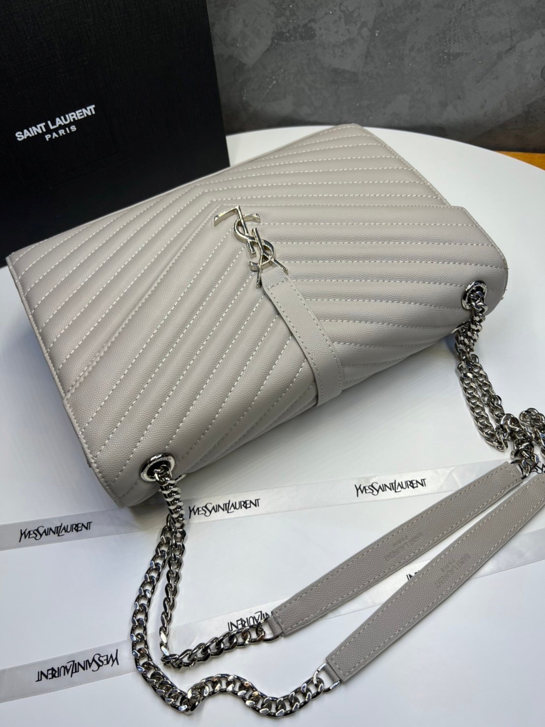 หนังแท้ YSL college large chain bag in quilted leather 30cm กระเป๋าสะพายใบใหญ่ ดีไซน์ทรงสวยหรู ตอบโจทย์ได้ทุกสไตล์ ภาพสินค้าถ่ายจากงานขายจริง ใช้งานต่างประเทศได้