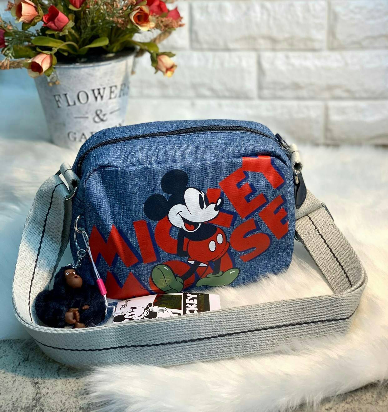 Kipling Mickey Plus Veni Crossbody Bag >>kipling factory oem HK ✔️1ในคอลเลคชั่น 90 ปี มิคกี้เม้าส์ ค่ะ ✔️พร้อมส่งที่ไทย ไม่ต้องรอพรี !! ✔️กระเป๋าสะพายครอสบอดี้ร์//สะพายข้าง ใบขนาดกำลังดี น่าใช้มากๆค่ะ ✔️แต่ละสี แต่ละลาย ว
