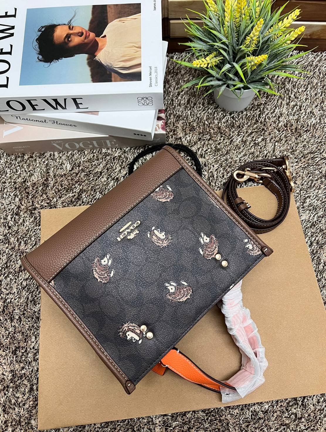 COACH DEMPSEY TOTE IN SIGNATURE CANVAS WITH HEDGEHOG PRINT 🦔 ((CC769)) เม่นเต้นรำ สวย น่ารัก มากๆค่ะ ใหม่กันต่อ ไปสวยกันให้สุดค่ะ! กับกระเป๋าทรงTOTE รุ่นใหม่ล่าสุด 🌟จุดเด่นของรุ่นนี้คือปริ้นท์ลายเม่นเต้นรำทั้งใบ น่ารักน่าเอ็นดูมากๆค่ะ เปิด