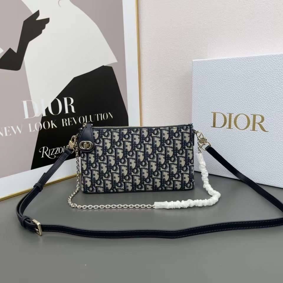 DIOR 30 Montaigne Dior Midi Mini Bag Blue Dior Oblique Jacquard กระเป๋าถือ/สะพายคอลใหม่ล่าสุด ดีไซน์หรูหรา รูปทรงใช้งานง่าย ได้ทั้งงานกลางวันและกลางคืน สวยหรู ดูดี มีระดับ