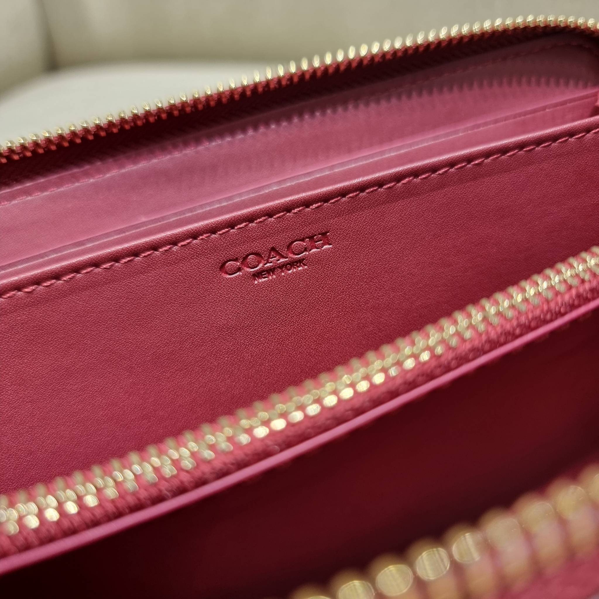 COACH C7410 LONG ZIP AROUND WALLET WITH ORNAMENT PRINT ความสวยต้องส่งต่อ!! คอลเลคชั่นใหม่ 2IN1 คุ้มค่าแบบที่สุด กระเป๋าสตางค์กึ่งคล้องมือ ดีไซน์ลวดลายสดใส น่ารักน่าใช้ คลาสสิคใช้ง่าย ไม่มีเบื่อ วัสดุหนังแคนวาสเคลือบลาย มาพร้อมสายคล้องมือ ถอดออกได้ ภายในใส