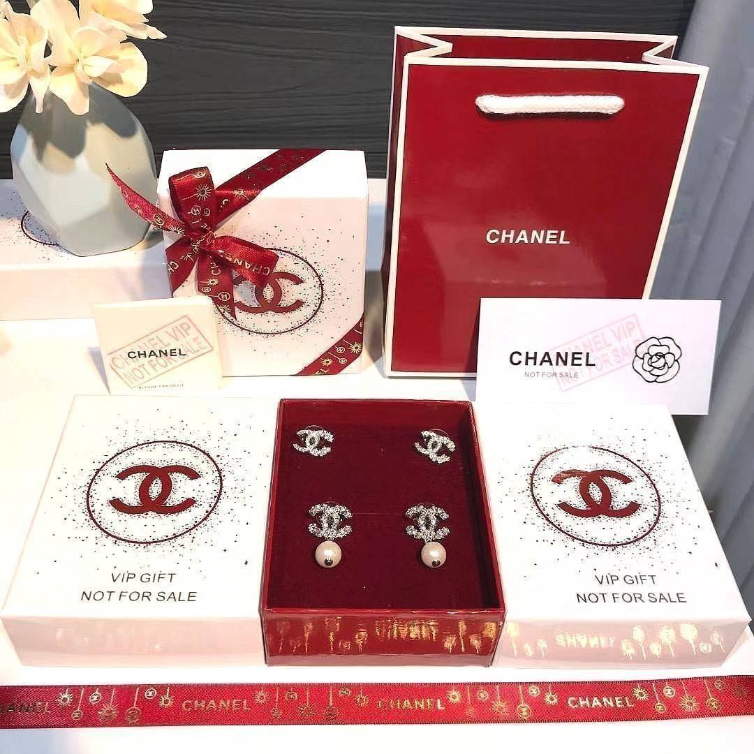 CHANEL DOUBLE EARRING VIP ชุดกิ๊ฟเซท ไอเท็มหายากชวนสะสมมาเป็นชุดให้ถึง2แบบ2สไตล์สลับใช้ ดีไซน์สวยหรูเลอค่าสุดคลาสสิค จองด่วนไอเท็มแบบนี้นานๆจะหลุดมาให้ช้อป จะซื้อใช้เองหรือมอบเป็นของขวัญก็เลิศหรูดูดีสินค้ามาใน Original Package บอกเลยว่า Must Have ซื้อ1ได้