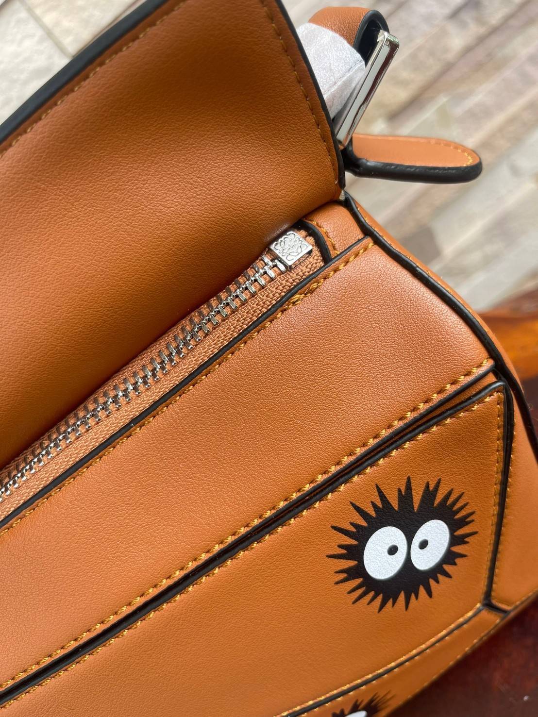 Loewe X My Neighbor Totoro Puzzle bag การร่วมงานสุดคิวท์ที่น่าจับจอง สำหรับใครที่ชื่นชอบการ์ตูนแอนิเมชั่นญี่ปุ่นอย่าง My Neighbor Totoro การออกแบบคาแร็กเตอร์ที่ใครๆ ต่างก็บอกว่าน่ารัก ล่าสุดก็เป็นที่น่าตื่นเต้นอีกครั้ง เมื่อสตูติโอดังได้เปิดตัวการร่วมงานก