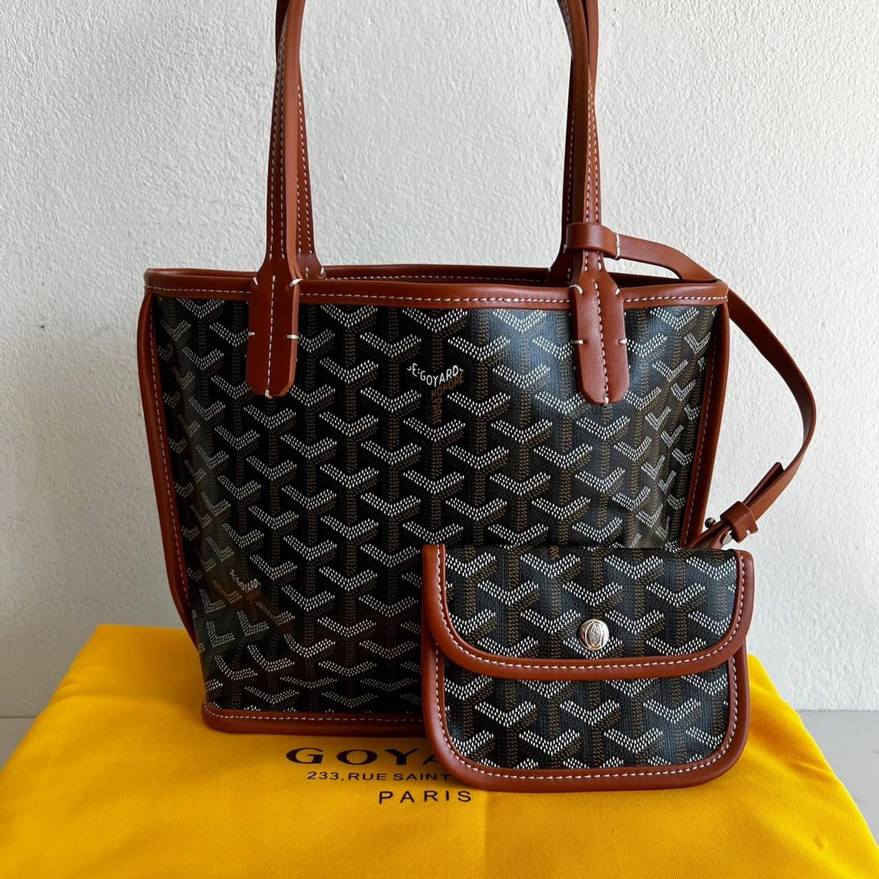 ori GOYARD saint louis mini tote reversible bag / GOYARD ANJOU TOTE MINI กระเป๋าทรงโท้ตมินิ ใช้ได้สองด้านเป็นหนังแท้เกรดดีทั้งใบ ทำให้การใช้งานได้ทนทานกว่า พิมพ์ลายคมชัด ขนาดกำลังน่ารัก ภายในโล่งกว้าง ใส่ของได้เยอะพอสมควรเลยค่ะ ดีไซน์ทรงสวยน่าใช้ แค่ถ
