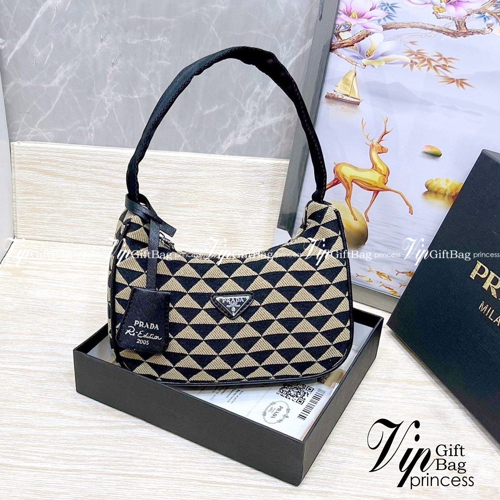 Prada Re-Edition Symbole jacquard Bag / Prada hobo shoulder bag กระเป๋าพราด้าสะพายไหล่ ลายมาใหม่ อะไหล่สีเงิน แมทง่ายได้ทุกลุค ไอเท็มสุดปัง ที่ฮิตตลอดกาลไม่ว่าจะปีไหนๆ จัดให้ครบทั้งสีขายดีและสีใหม่ล่าสุด ที่สายคุณหนูห้ามพลาด!! กับกระเป๋าสะพายทรงคลาสสิค เห