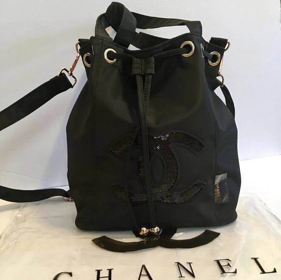 CHANEL New Black Sequins Bucket Bag กระเป๋าฟรีเมี่ยมชาแนลทรงขนมจีบหูรูด ปากกระเป๋าปิดด้วยแม่เหล็กดู ใช้แบบถือหรือสะพายข้างก็ได้ค่ะ ภายในมีช่องซิปเล็กไว้แยกเก็บของจุกจิก สายถอดออกและปรับระดับได้ค่ะ ผ้าสีดำปักเลื่อมโลโก้แบรนด์ สวยงามมากๆ ใช้ได้หลายโอกาส