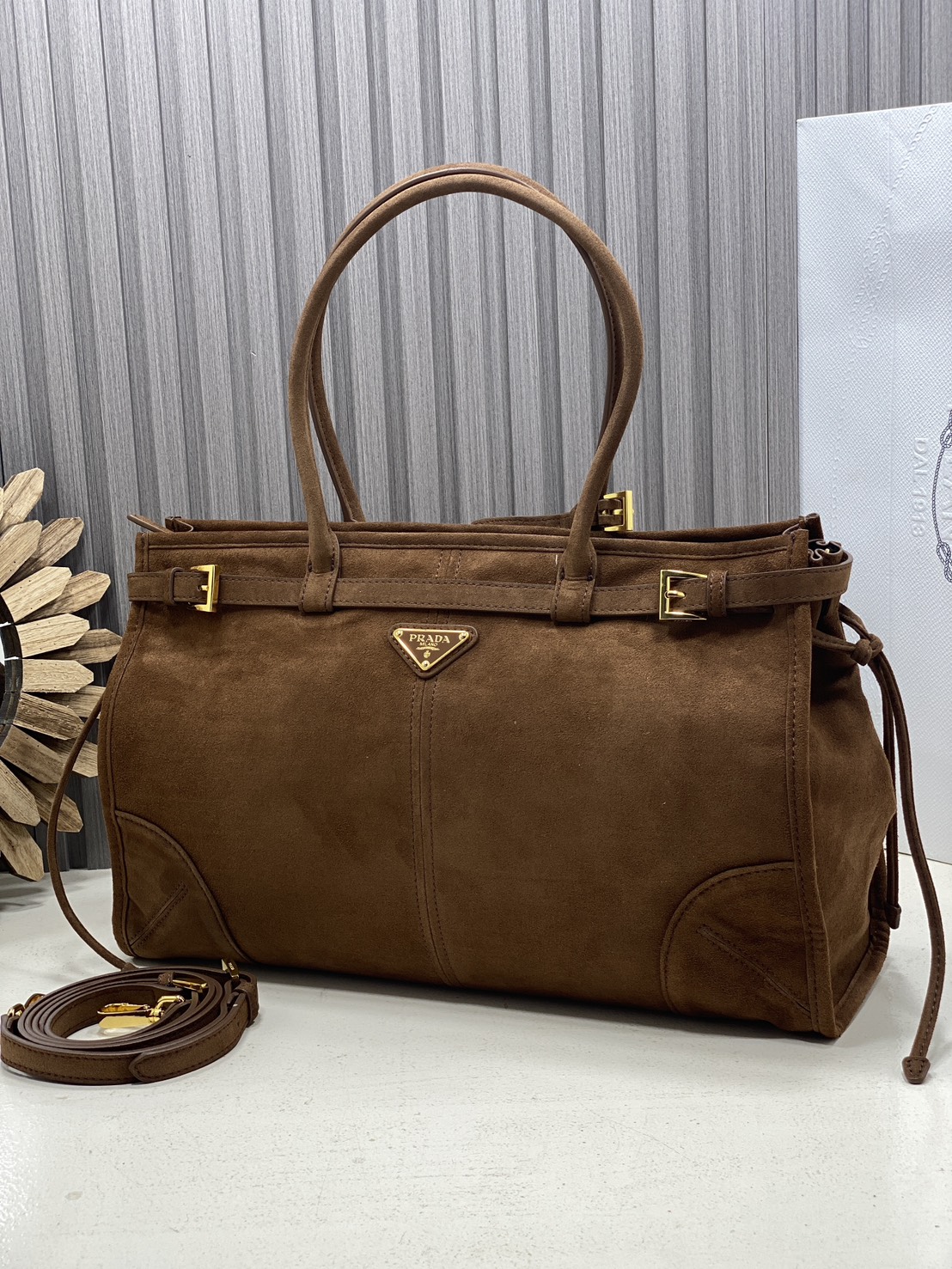 ORI หนังแท้ | Prada Bonnie Large Sueded Handbag Cinnamon 38cm กระเป๋าสะพายทรงโท้ทใบใหญ่ งานหนังกลับโทนสีน้ำตาล โดดเด่นด้วยดีไซน์ที่เน้นความประณีตแต่ใช้งานได้จริง