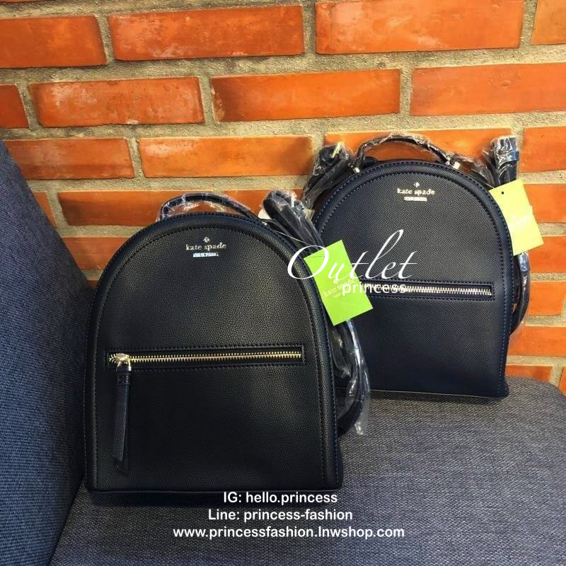 kate spade (spades) Back pack กระเป๋าเป้สะพายหลัง วัสดุหนังpu อยู่ทรง น้ำหนักเบา ใส่ของได้เยอะ ขนาดกำลังดีไม่ใหญ่จนเกินไป ภายในซับด้วยผ้าลายแบรนด์ มีสายสั้นสำหรับถือ สายสะพายยาวปรับได้ 5 ระดับ