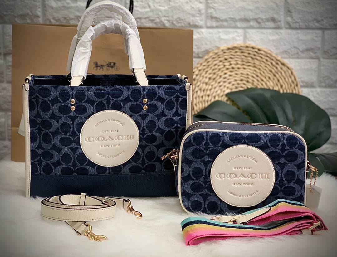 พร้อมส่ง 4ลาย 🌈ไม่มีในช๊อปไทยจร้าา😘 COACH DEMPSEY CARRYALL IN SIGNATURE JACQUARD WITH STRIPE AND COACH PATCH (C2826,C1527,C4113) พร้อมส่งความสวย! คุณภาพจัดเต็มค่ะ กระเป๋าทรงTote วัสดุ Jackquard+หนังแท้ ได้ลงตัวสวยงาม ด้านหน้ามีโลโก้แบรนด์ว