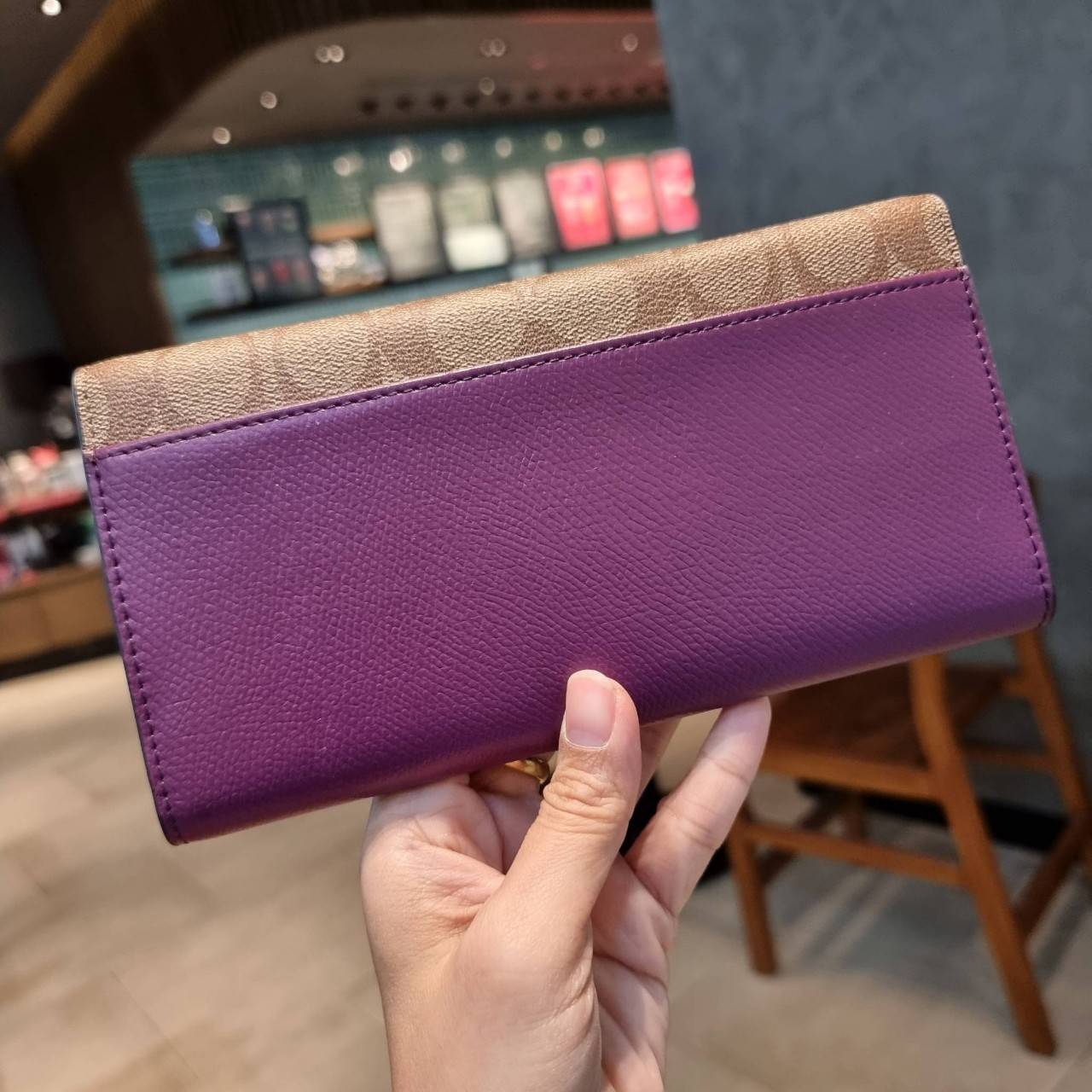 COACH F53763 TRIFOLD WALLET IN SIGNATURE กลับมาแล้วจ้า!! รุ่นขายดี!! 💓 ดีไซน์ใหม่ กระเป๋าสตางค์ใบยาว แถมที่ห้อยใส่บัตรแยกให้ (ถอดออกได้) น่ารักมากๆ ใช้งานง่าย เปิด-ปิดด้วยกระดุม ภายในใส่ธนบัตร ใส่บัตรได้เยอะ ใส่มือถือได้ไปอีก!! จุใจสุดๆ บอกเลยว่าใ