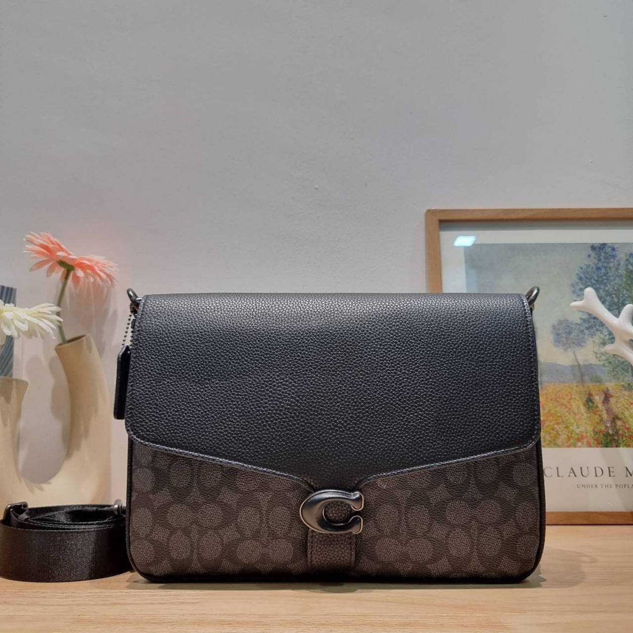 COACH Soft Tabby Messenger In Signature Canvas C8430 CH769 ไอเท็มที่หนุ่มๆต้องไม่พลาด กระเป๋าทรงแมสเซนเจอร์ใบใหญ่กำลังพอดี พร้อมด้วยสายสะพาย 2 เส้น