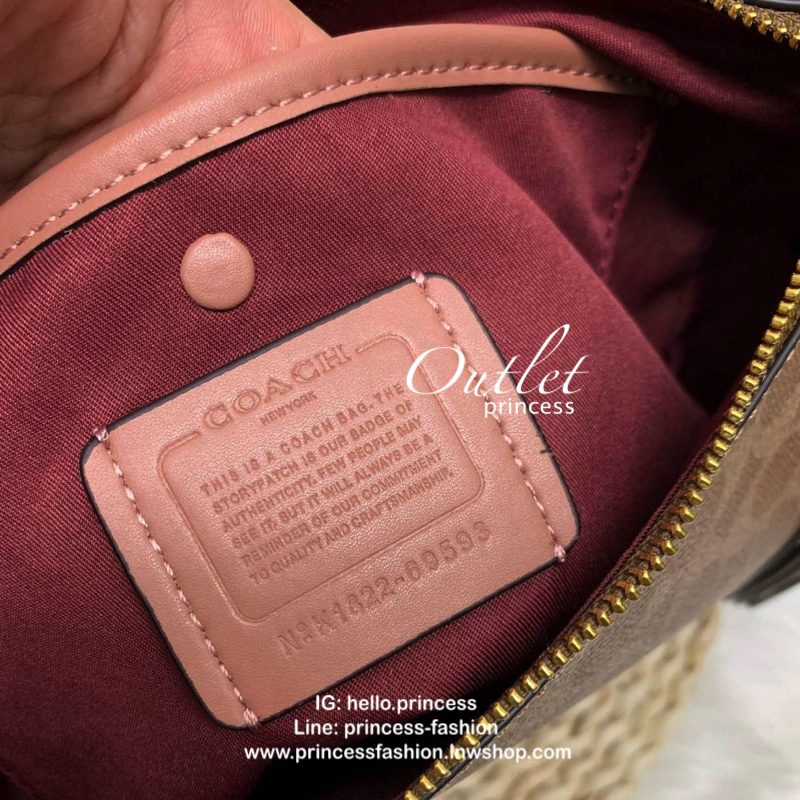 COACH SUTTON CROSSBODY IN SIGNATURE BAG กระเป๋าถือหรือสะพายไหล่ ทรงสวย วัสดุหนังแท้ เนื้อนิ่ม พร้อมพวงกุญแจหนัง เปิดปิดแบบซิป ภายในกว้าง ใส่ wallet ยาว และของใช้ได้เยอะ มีช่องเล็ก พร้อมสายสะพายยาวถอด ปรับได้ค่ะ Dont's miss!!