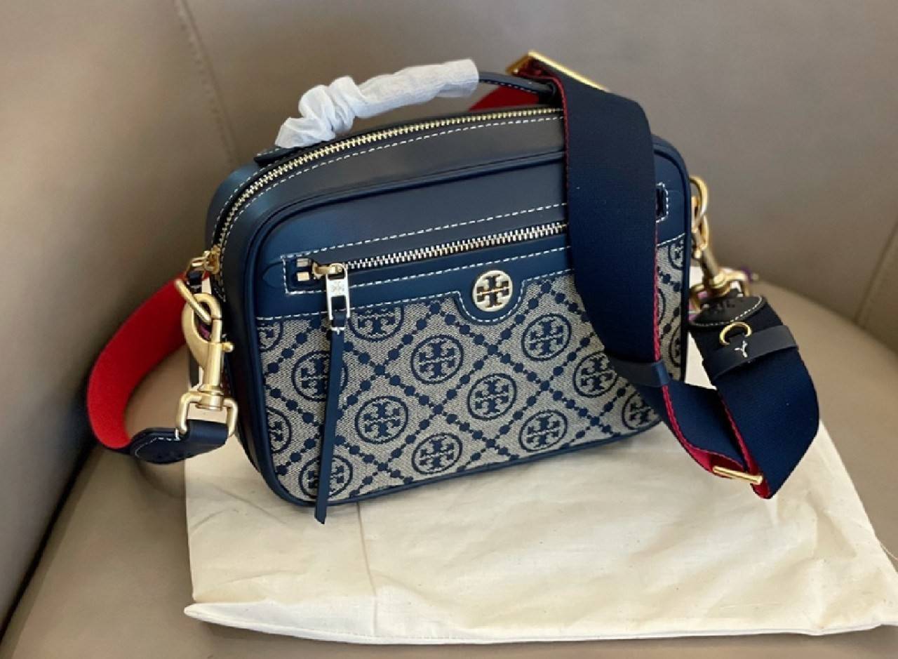 TORY BURCH T MONOGRAM JACQUARD CAMERA BAG การออกแบบที่เรียบง่าย แต่ยังคงความหรูหราเอาไว้ โดดเด่นด้วยลวดลาย T Monogram