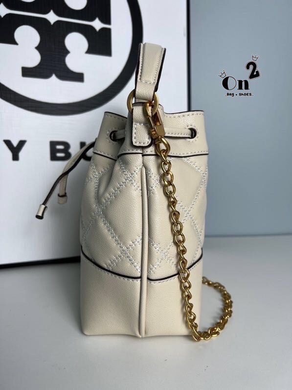 TORY BURCH WILLA MINI BUCKET BAG สุดปัง กระเป๋าสะพายทรงบัคเก็ต สวยผู้ดี โดดเด่นด้วยโลโก้สีทองดูหรู อัพลุคผู้ดี๊ผู้ดี วัสดุหนังแท้ ดีไซน์บุนวม เส้นคมดีเทลหรู เปิด-ปิดหนังรูดปากกระเป๋า มีหูหิ้วในตัว คล้องแขนเก๋ๆ ภายในเป็นช่องโล่ง มีช่องย่อย ใส่ของสำคัญจุกจิ