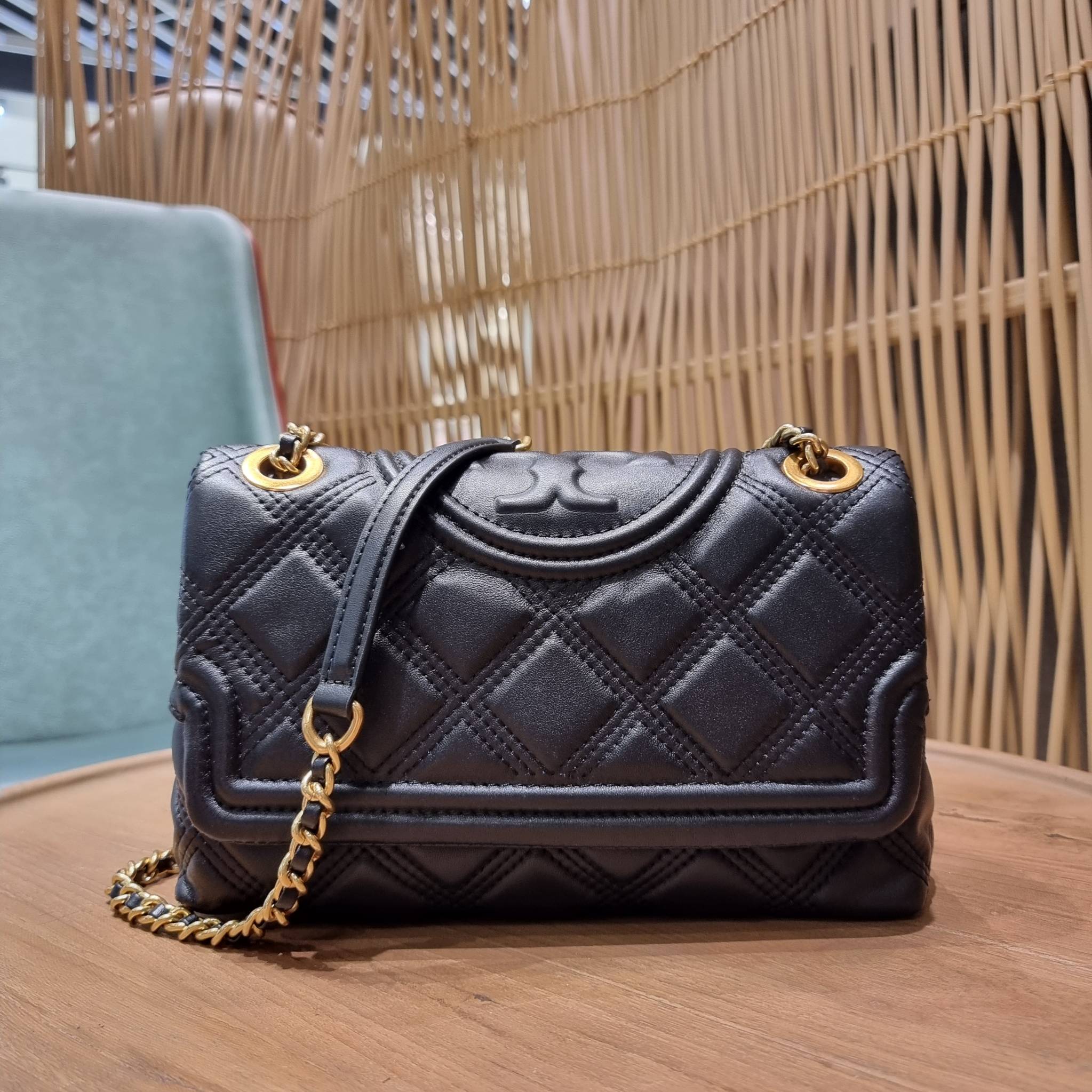 TORY BURCH FLEMING SOFT CONVERTIBLE SHOULDER BAG รุ่นหายากที่สาวๆตามหา มาพร้อมเสิร์ฟความสวยถึงบ้านไปเลยจ้า รอบนี้คัดสีสวยๆมาให้ได้ช้อปกันอย่างจุใจไปเลย กระเป๋าสะพายไหล่ หนังแท้นิ่มเต็มใบ สวยหรูดูแพง เปิด-ปิดด้วยตัวกดล็อคแน่นหนา สายสะพายในตัวปรับใช้ได้ 2 แ