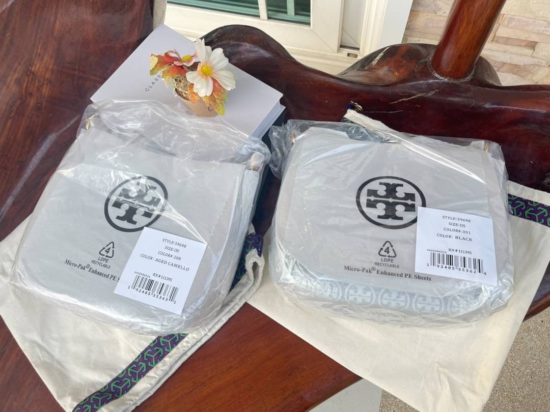 Tory burch miller metal-logo mini hobo bag มีกลิ่นอายสุดคลาสสิก ได้รับแรงบันดาลใจมาจากการขี่ม้า จึงได้ดีไซน์กระเป๋าออกมาในรูปแบบอานหลังม้าสุดเก๋ที่สามารถนำไปมิกซ์แอนด์แมทช์กับสไตล์การแต่งตัวได้หลายชนิด ไม่ว่าจะเป็นกับเดรสทรงยาวหรือกางเกงยีนแสนเท่ตัวโปรดขอ