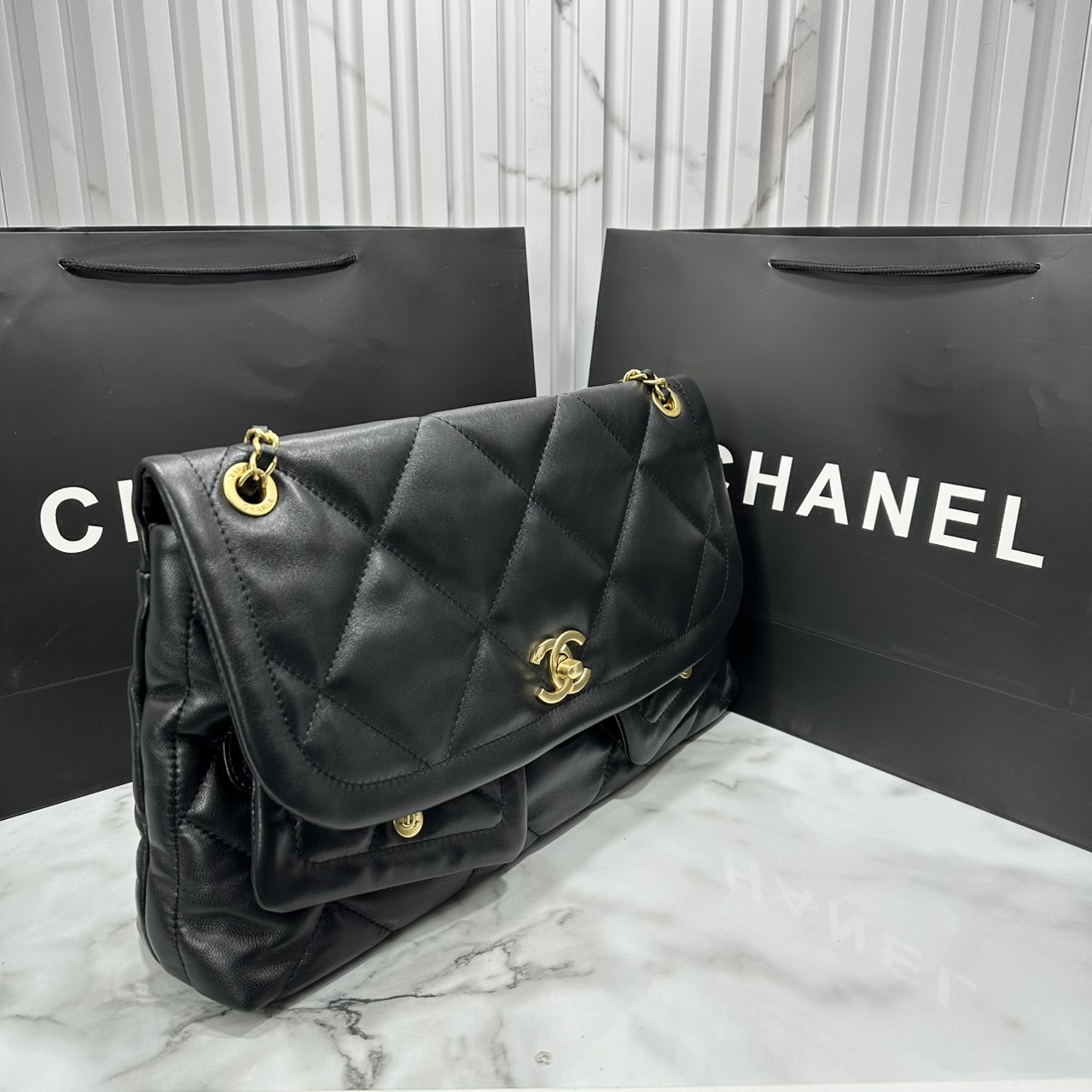 ORI หนังแท้ | Chanel Shopping Flap Bag Shiny Leather Black / Chanel Tote Bag 37cm กระเป๋าสะพายทรงโท้ทใบใหญ่ ภายในโล่งกว้างจุของได้เยอะ คอลเลคชั่นฤดูใบไม้ร่วง-ฤดูหนาว 2025/26 ถ่ายทอดเสน่ห์เย้ายวนเหนือกาลเวลา