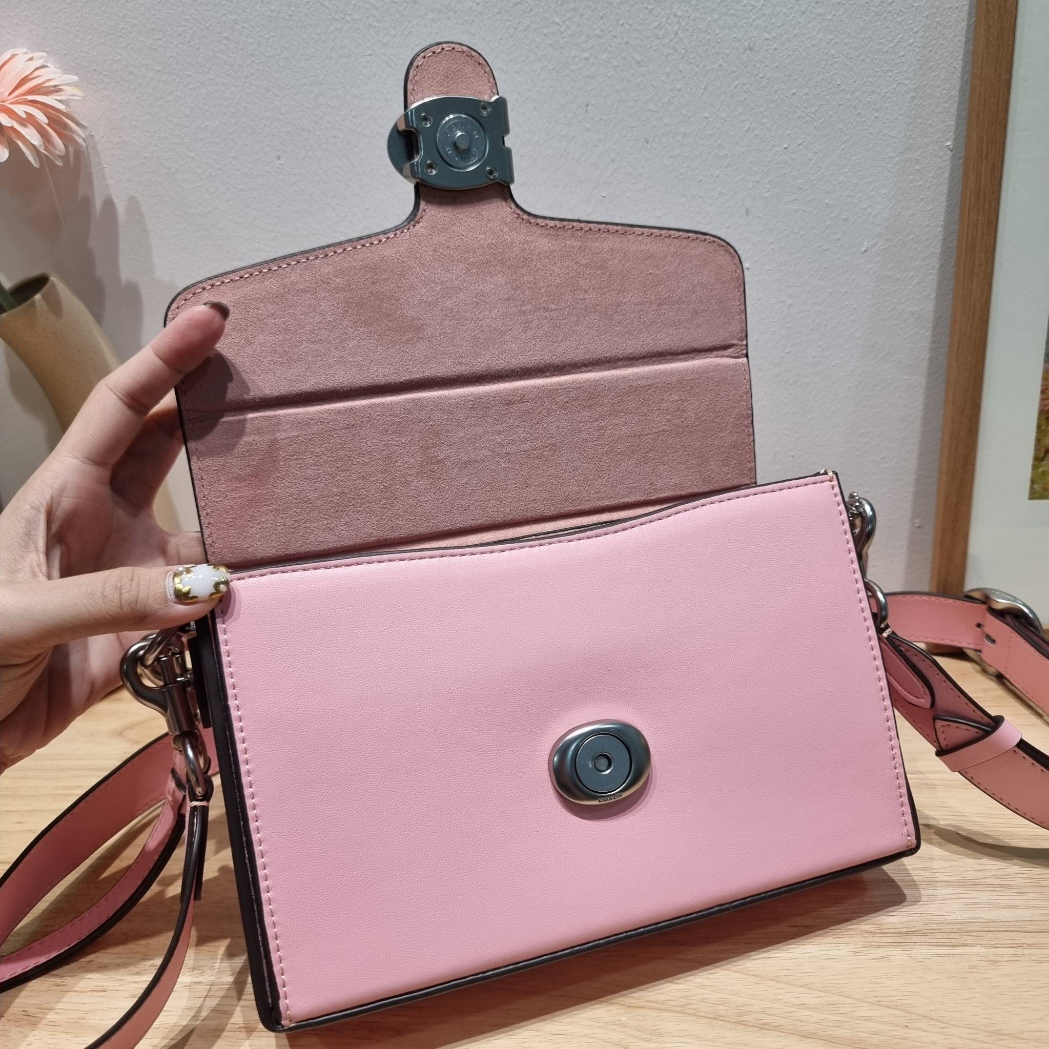 COACH CH798 TABBY BOX BAG IN SIGNATURE CANVAS ดีไซน์ใหม่ปี 2023 กับกระเป๋าสะพายมัลติฟังก์ชั่น ครบครัน ใช้งานได้หลากหลาย สวยคมชัด คลาสสิคใช้ได้ทุกลุค