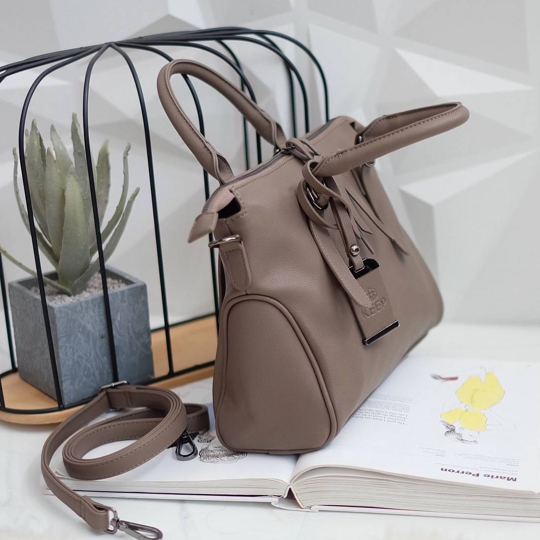 ทรงสวยขายดีมาก 👑จากแบรนด์ KEEP ทรง รุ่น Parish hand bag with cute taddy จุดเด่นที่ >หนังเนื้อดี นิ่มมาก >น้ำหนักเบา >ถือสะพายเข้าง่ายกับทุกชุด