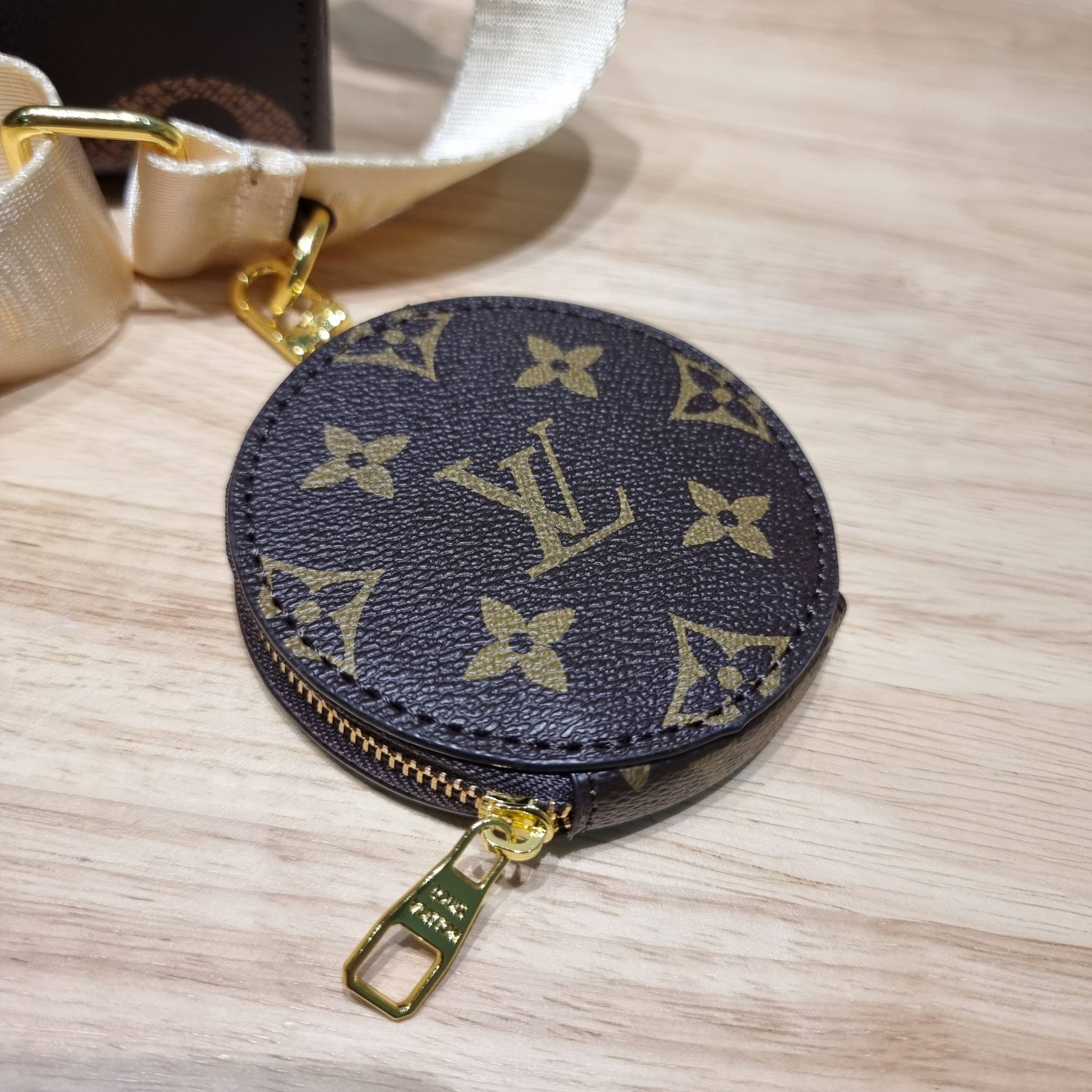 LV OnTheGo PM monogram tote bag / LV Tote Bag กระเป๋าทรงโท้ทที่ใครเห็นต้องเป็นคลั่งรัก ยอดฮิต คลาสสิค ผู้ดี หรูหราได้ทุกลุค ทุกสไตล์ มาพร้อมหูจับในตัว คล้องแขนก็ดูแพง หรือจะเกี่ยวสายครอสสะพายก็อัพลุคได้เลย