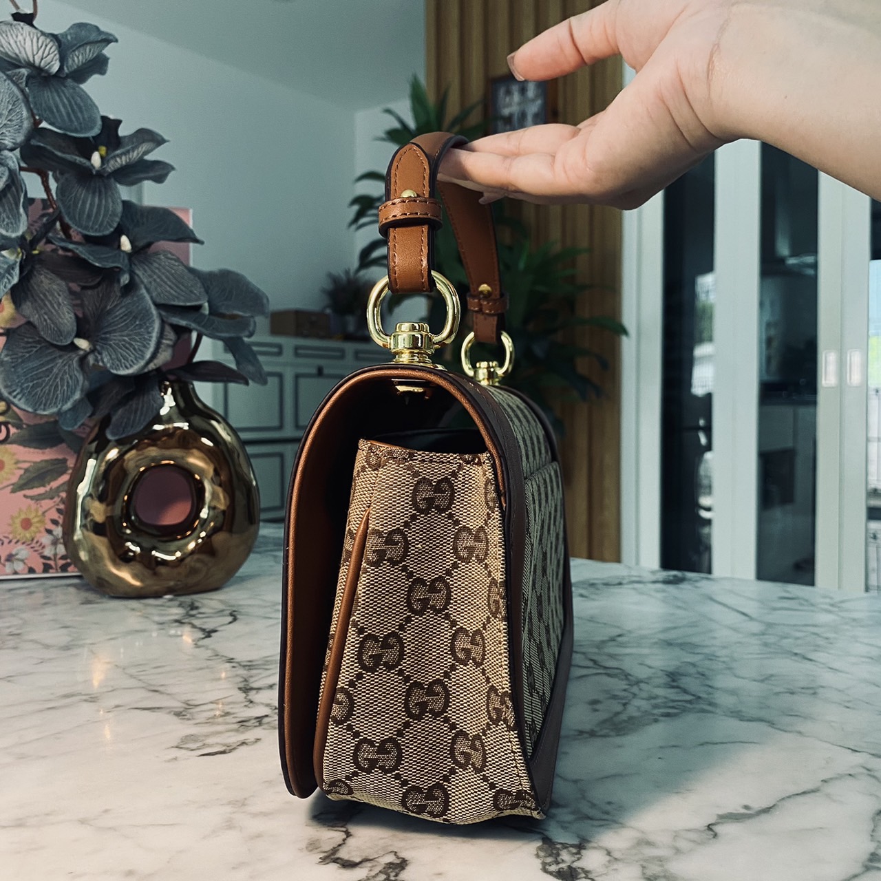 Gucci Blondie small top handle bag กระเป๋าสะพายรุ่นใหม่สุดไอคอนนิก งานหนังสวยมาก มีกลิ่นหอมอ่อนๆ เหมาะมากสำหรับของขวัญปีใหม่นี้ จะให้ตัวเองหรือให้เป็นของขวัญก็ดีงามมากๆ