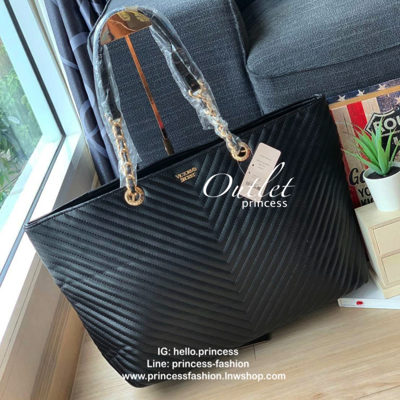 Victoria’s Secret Quileted Tote Bag กระเป๋าถือหรือสะพายลายหนังแกะสังเคราะห์อยู่ทรงสวย ดีไซน์ลายริ้วเป็นตัววี ด้านหน้าประดับด้วยโลโก้อะไหล่ทอง เปิดปิดด้วยซิปเดียว ภายในมีช่องโล่งและช่องเล็กไว้แบ่งเก็บของ ใส่หนังสือ เอกสาร A4 Notebook ipad กระเป๋าสตางค์ ของ