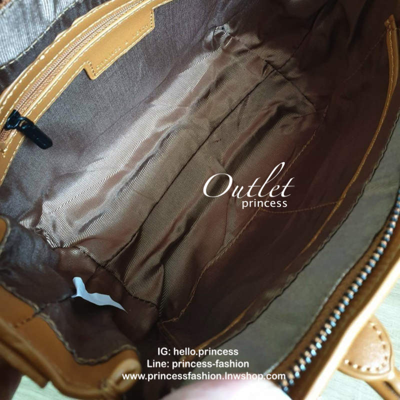 CHARLES & KEITH กระเป๋าถือ/สะพายข้าง ขนาดกลาง ด้านหน้าปั๊มโลโก้แบรนด์ ด้านหน้าเป็นหนังเรียบตัดกับด้านข้างเป็นหนังคาร์เวียร์ออกแบบมาให้เรียบหรู ด้านหลังมีซิป 1 ช่อง หูกระเป๋าสามารถพับลงได้ ส่วนด้านในกว้างมากค่ะ ออกแบบมาให้ใส่ของได้จุใจแบบไม่มีช่องแบ่ง มีช่