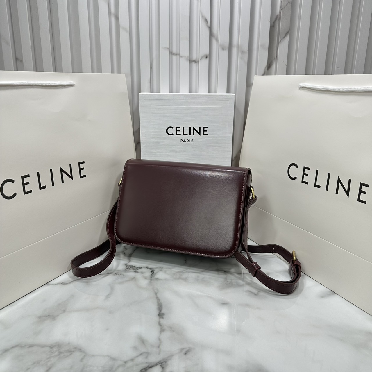 ORI หนังแท้ | 9" CELINE CLASSIQUE TRIOMPHE bag in natural leather กระเป๋าสะพายรุ่นยอดนิยม ด้วยรูปทรงสี่เหลี่ยมผืนผ้า ดีไซน์คล่องตัวถ่ายทอดให้เห็นถึงแก่นแท้ของสไตล์