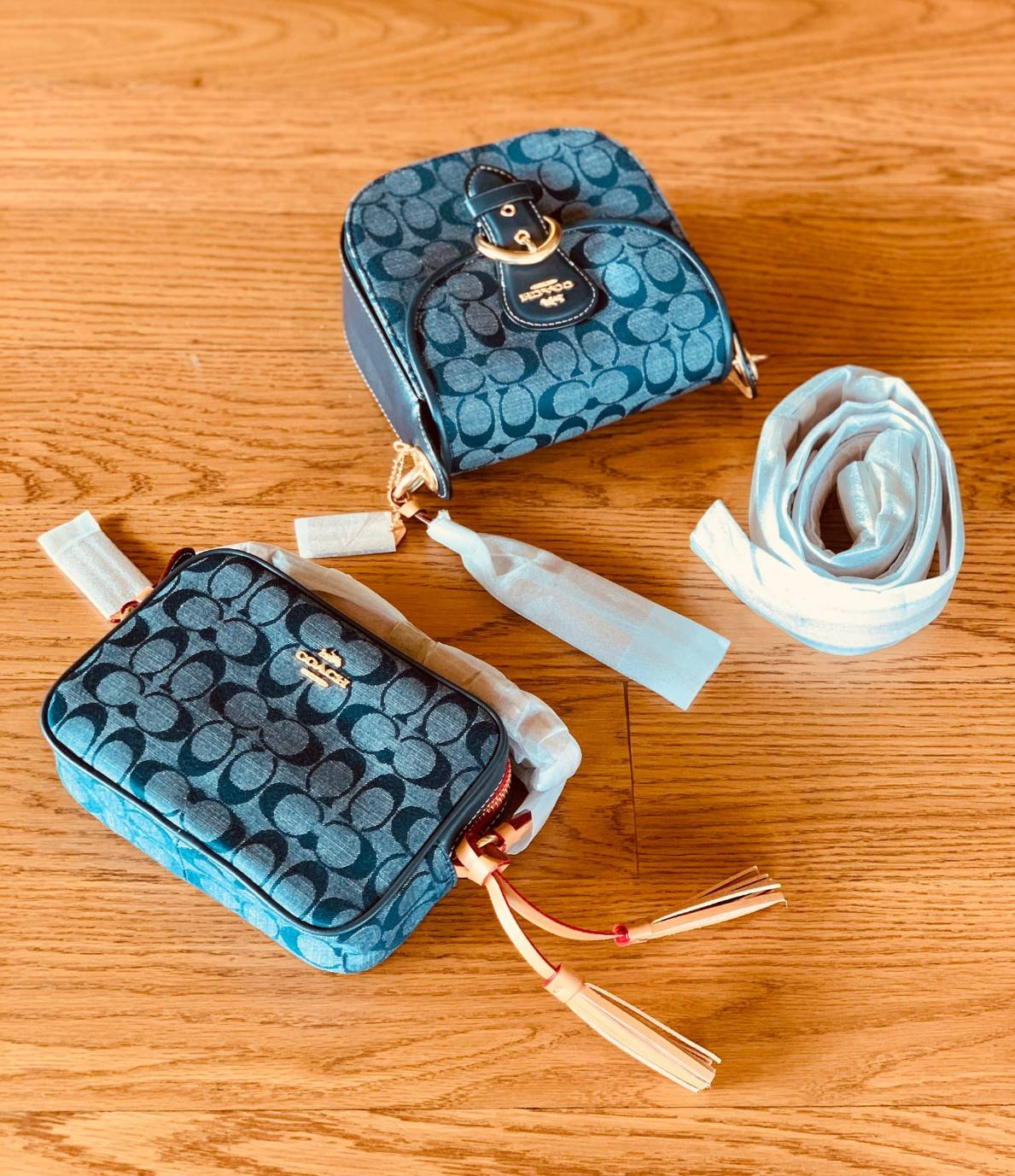 COACH MINI CAMERA IN SIGNATURE CHAMBRAY ((C8666)) 📣พร้อมส่งที่ไทย กับคอลเลคชั่นใหม่ล่าสุด ที่คุณต้องมี! กระเป๋าทรงกล่อง น้ำหนักเบา วัสดุผ้า Chambray ทอลายแบรนด์ตัดขอบหนังแท้ได้สวยงามค่ะ **ผ้าChambrayจะเหมาะกับหน้าร้อนนี้ได้ดีทีเดียวค่ะ**