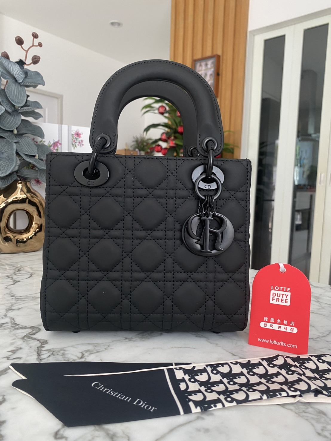 DIOR Small Lady My ABCDior bag Black Cannage Ultra-matte กระเป๋าสะพายดีไซน์เรียบหรู ทรงกล่องคลาสสิค โดดเด่นด้วยพวงกุญแจอะไหล่สีเดียวกับตัวกระเป๋า สีดำผิวแมทท์สุดคลาสสิก ลายเส้นซ้อนทับสวยงาม
