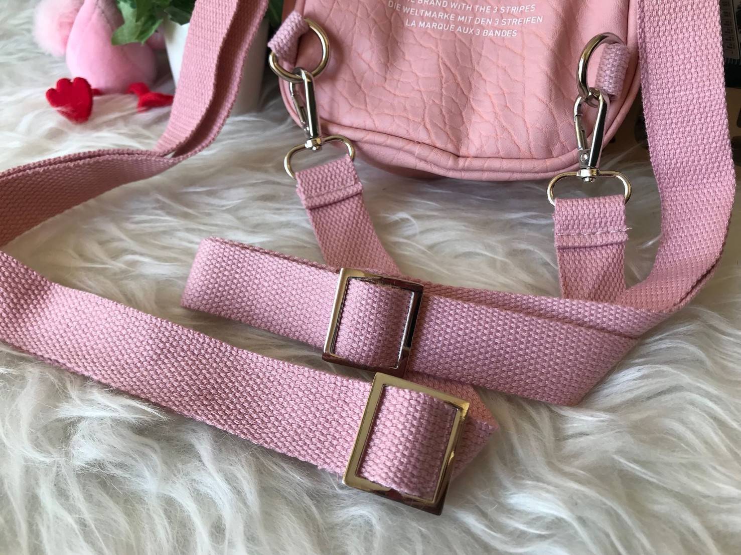 ADIDAS ORIGINALS CLASSIC MINI BACKPACK กระเป๋าเป้ทรงคลาสสิคไซส์มินิจากแบรนด์ adidas มาในขนาดกระทัดรัด น้ำหนักเบา พกพาสะดวกมากๆ วัสดุหนังนิ่มมือสุดๆ!! ทำความสะอาดง่าย เปิด-ปิดกระเป๋าด้วยซิป มีช่องหลักและช่องย่อยด้านหน้า หัวซิปปั๊มแบรนด์อะไหล่สวย ภายในกระเป