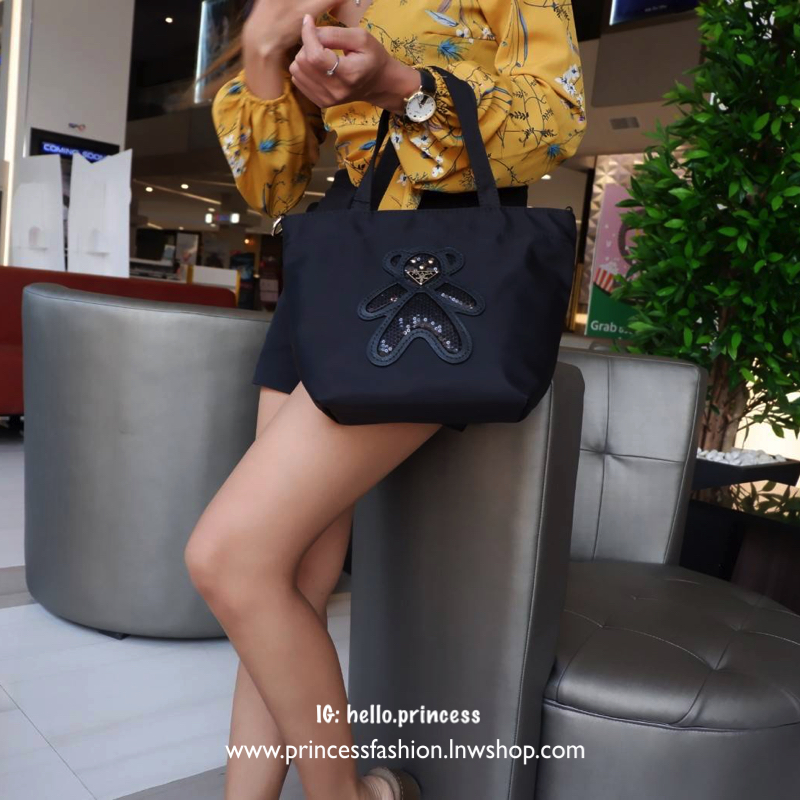 PRADA NYLON MINI TOTE BAG กระเป๋าสะพายขนาดมินิทรง TOTE พรีเมี่ยมกิ้ฟจากเคาน์เตอร์ต่างประเทศรุ่น Limited edition ที่ฮอตสุดๆในขณะนี้ วัสดุเป็น Nylon ตามแบบฉบับของแบรนด์ ขนาดมินิกำลังดี น้ำหนักเบา ด้านหน้าเป็นลายหมีปั๊กกลิ้ตเตอร์โลโก้แบรนด์อะไหล่ทองหรู ภายใน