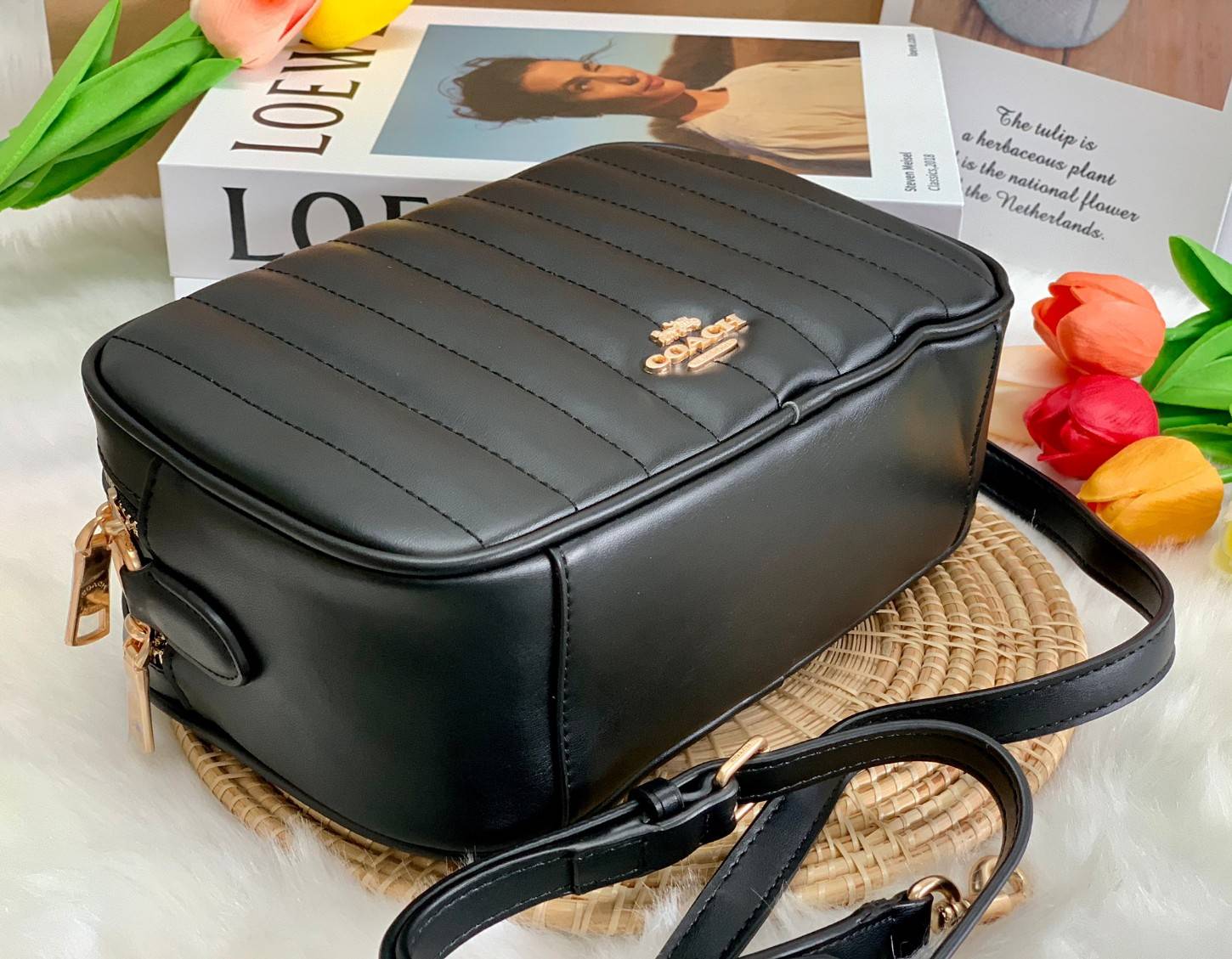 COACH C1569 JES CROSSBODY WITH LINEAR QUILTING ใหม่ล่าสุด!! กระเป๋าสะพายข้าง รุ่น 2 ซิป ใบใหญ่จุใจ ดีไซน์ใหม่ เพิ่มลูกเล่นให้ดูหรูหรายิ่งขึ้น วัสดุหนังสังเคราะห์บุเป็นลายเส้นสวยงาม เปิด-ปิดด้วยซิป 2 ช่องหลัก ใช้งานง่าย ทรงสวยมากๆรุ่นนี้ มาพร้อมสายสะพาย cr