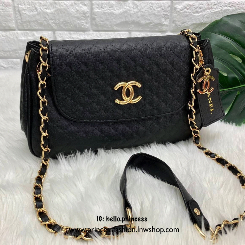 Chanel Quilted Shoulder Bag With Chain VIP Gift With Purchase (GWP) VIP. Gigt ของแท้! Chanel Perfume Counter ขนาดกำลังดี น้ำหนักเบา วัสดุหนัง pu. ลายตาราง เปิดปิดด้วยฝาปิดกระดุมแม่เหล็ก ด้านหน้ามีโลโก้แบรนด์ ประดับ Tagหนังดูมีดีเทล อะไหล่แบรนด์รอบใบ ภายใน