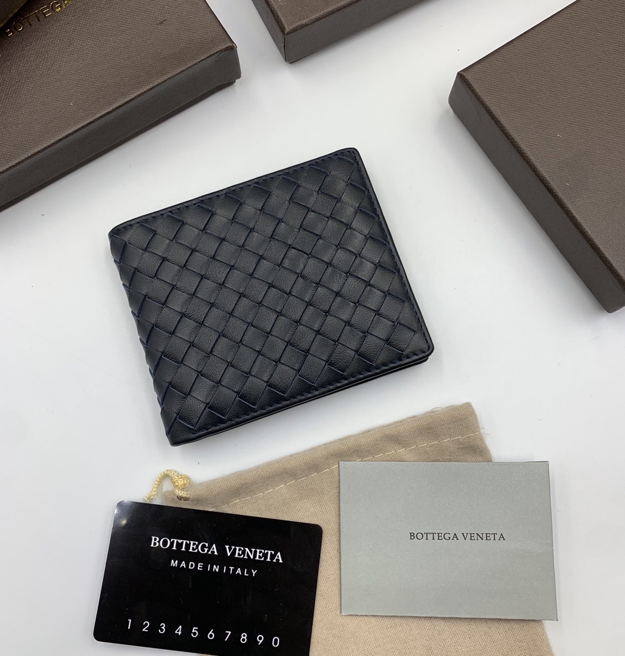 หนังแท้ BOTTEGA VENETA WALLET / BV Wallet พร้อมส่งที่ไทย กระเป๋าสตางค์ใบสั้นคุณผู้ชาย รุ่นตามหา มาเท่าไหร่ไม่เคยพอเลยค่า เป็นรุ่นคลาสสิกที่หยิบมาใช้งานได้บ่อยที่สุด งานหนังลูกวัวแท้ทั้งใบ ใช้ทนทานได้นาน ใช้ทนทานได้นานภาพสินค้าถ่ายจากงานขายจริง ใช้งานต่างป