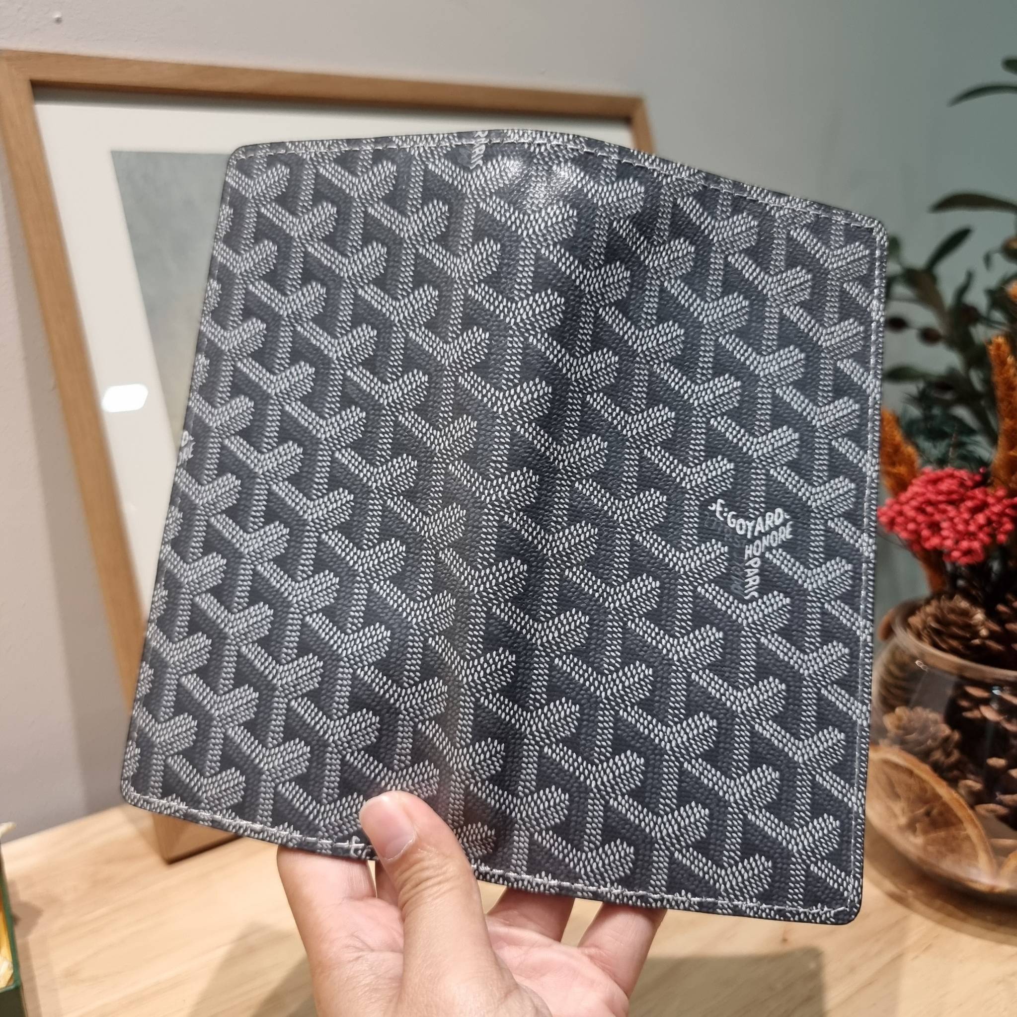 Goyard Bi Fold Long Wallet / GOYARD FLAP WALLET / Goyard Long Wallet กระเป๋าสตางค์ใบยาว รุ่น unisex ที่ใช้ได้ทั้งหนุ่มๆและสาวๆ ไอเท็มนี้ตอบโจทย์สำหรับคนที่ชอบเก็บบัตรเยอะๆ