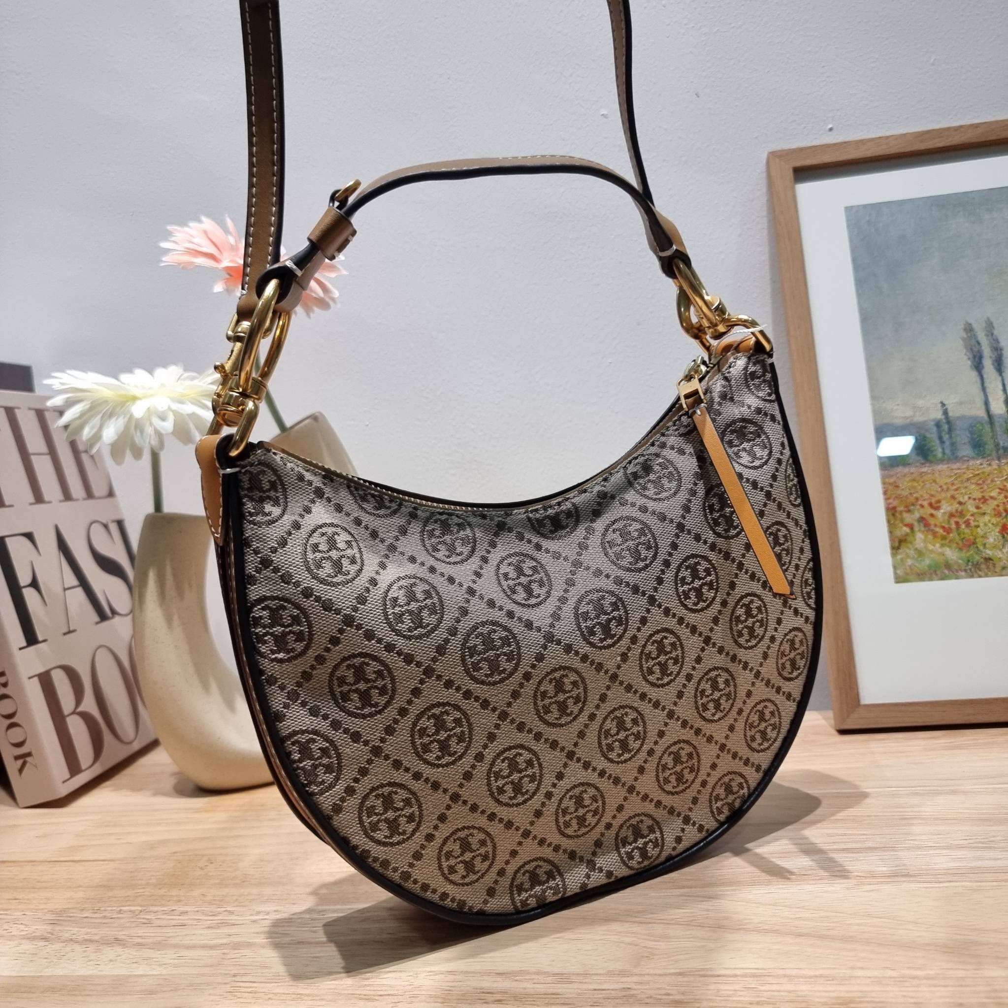 Tory Burch T Monogram Mini Crescent Bag / TORY BURCH T MONOGRAM MINI JACQUARD CRESCENT BAG ร้อนแรงกว่านี้ไม่มีแล้ว กับไอเท็มที่เซเลปรีวิวเยอะมาก!! สาวๆตามหากันไปอีก กระเป๋าทรง half moon ที่ดีไซน์บนผ้า jacquard ลวดลายซิกเนเจอร์ เรียบหรู ผู้ดีมากแม่!