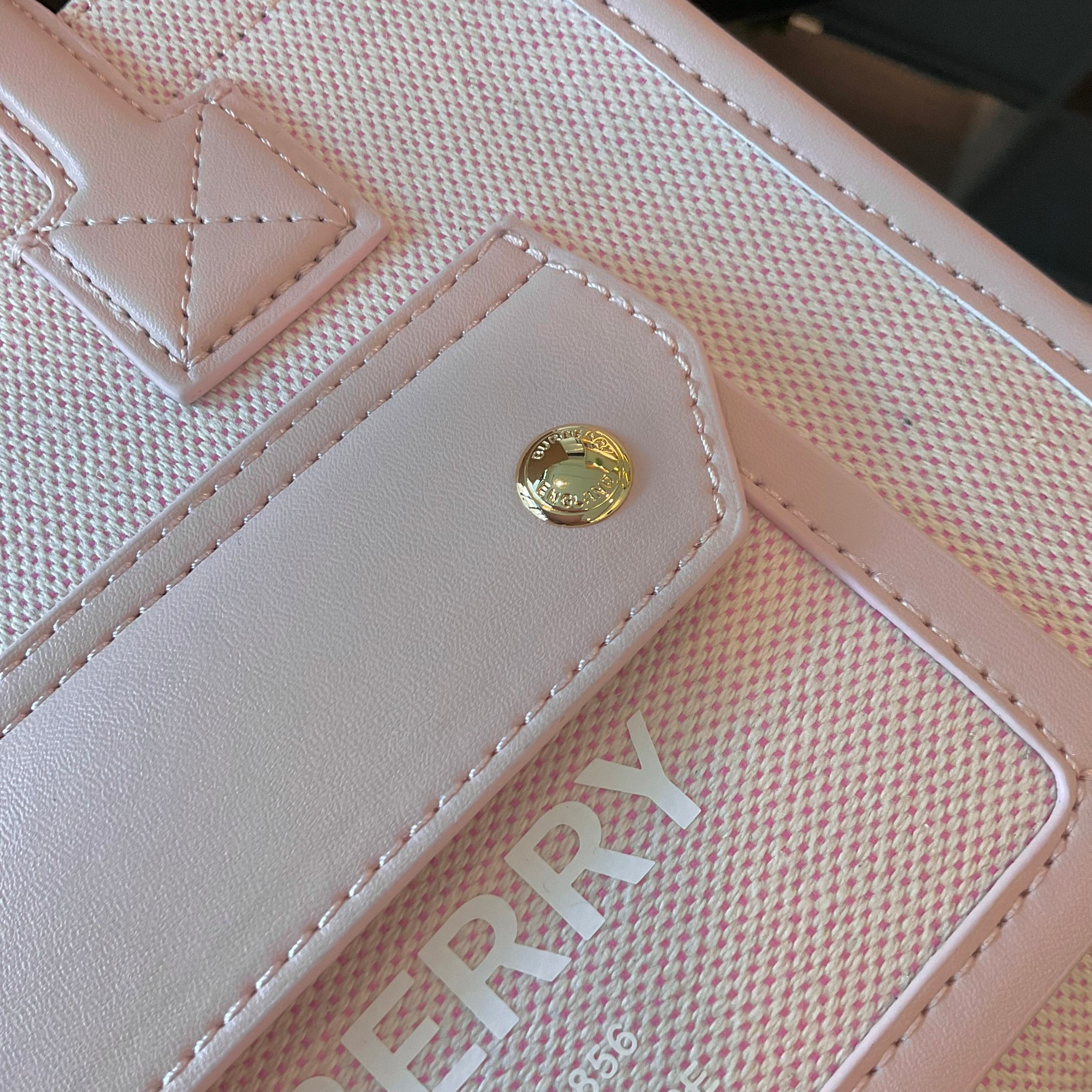 BURBERRY Mini Freya Tote in Bright Red/dusky Pink / BURBERRY FRAGRANCES MINI TOTE BAG ตัวกระเป๋าเป็นผ้าตัดหนัง Lambskin นิ่มสวยหรูดูดี สีสันพาสเทล💖🐻 **น่ารักมากๆ มีช่องกระเป๋าหน้าเล็กให้1ช่อง ภายในช่องหลักโล่งกว้าง