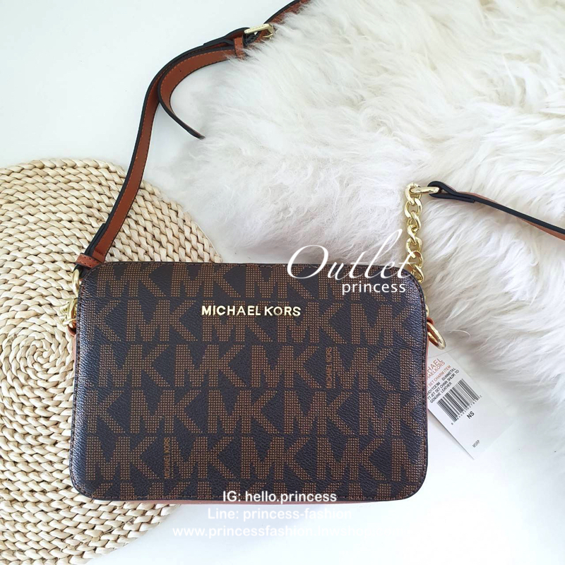 Michael Kors Crossbody Bag กระเป๋าสะพายแบบ crossbody หนังลาย safiano เปิดปิดด้วยซิปแบรนด์ อะไหล่ทอง ด้านหน้าประดับโลโก้ โลหะแบรนด์ ด้านในบุผ้าแบรนด์สวยหรู น้ำหนักเบา มีช่องซิปใส่ของจุกจิกและช่องใส่มือถือ มาพร้อมสายสะพายยาวโซ่ทอง+หนัง ปรับได้หลายระดับ ขนาด