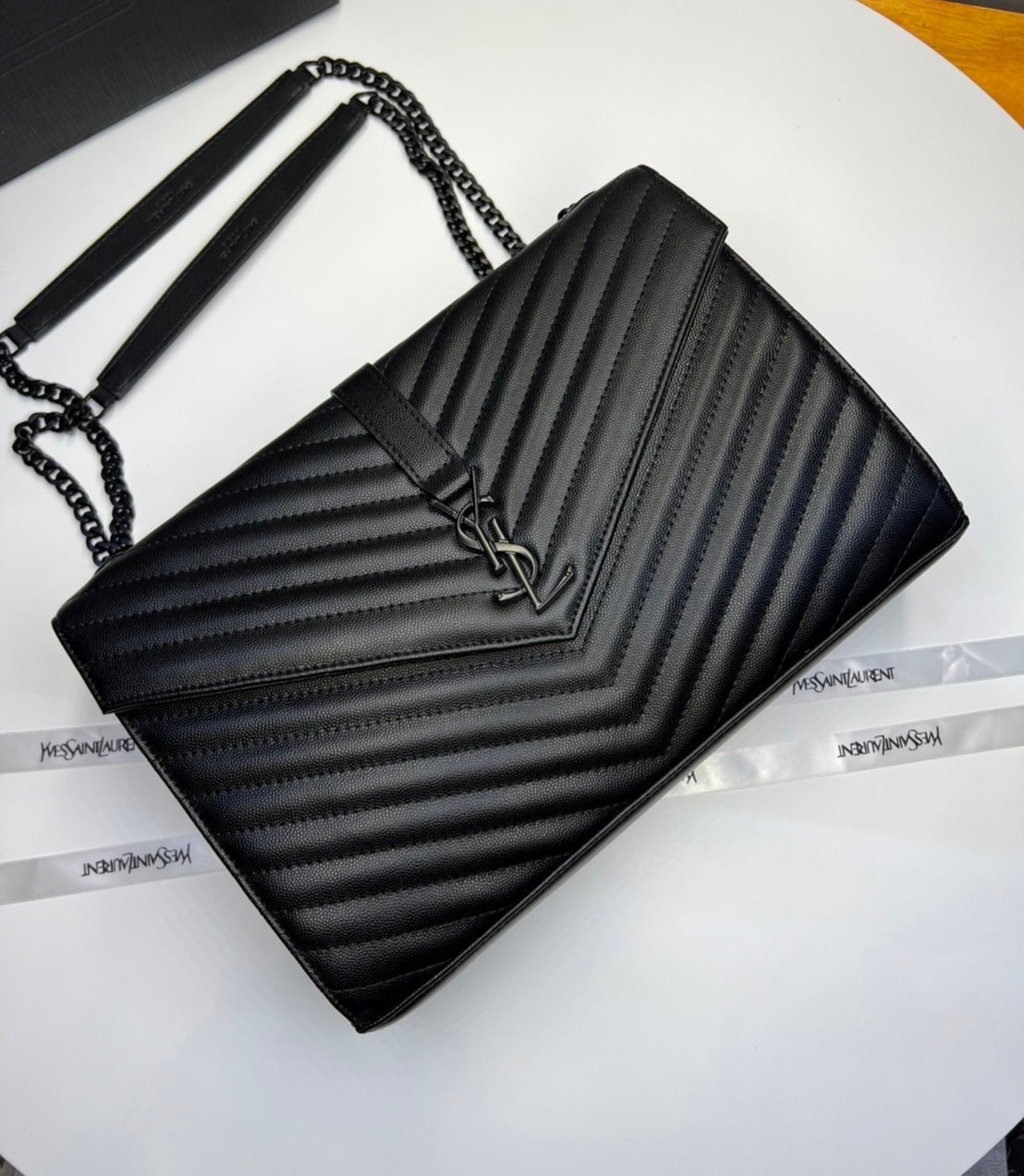 หนังแท้ YSL college large chain bag in quilted leather 30cm กระเป๋าสะพายใบใหญ่ ดีไซน์ทรงสวยหรู ตอบโจทย์ได้ทุกสไตล์ ภาพสินค้าถ่ายจากงานขายจริง ใช้งานต่างประเทศได้