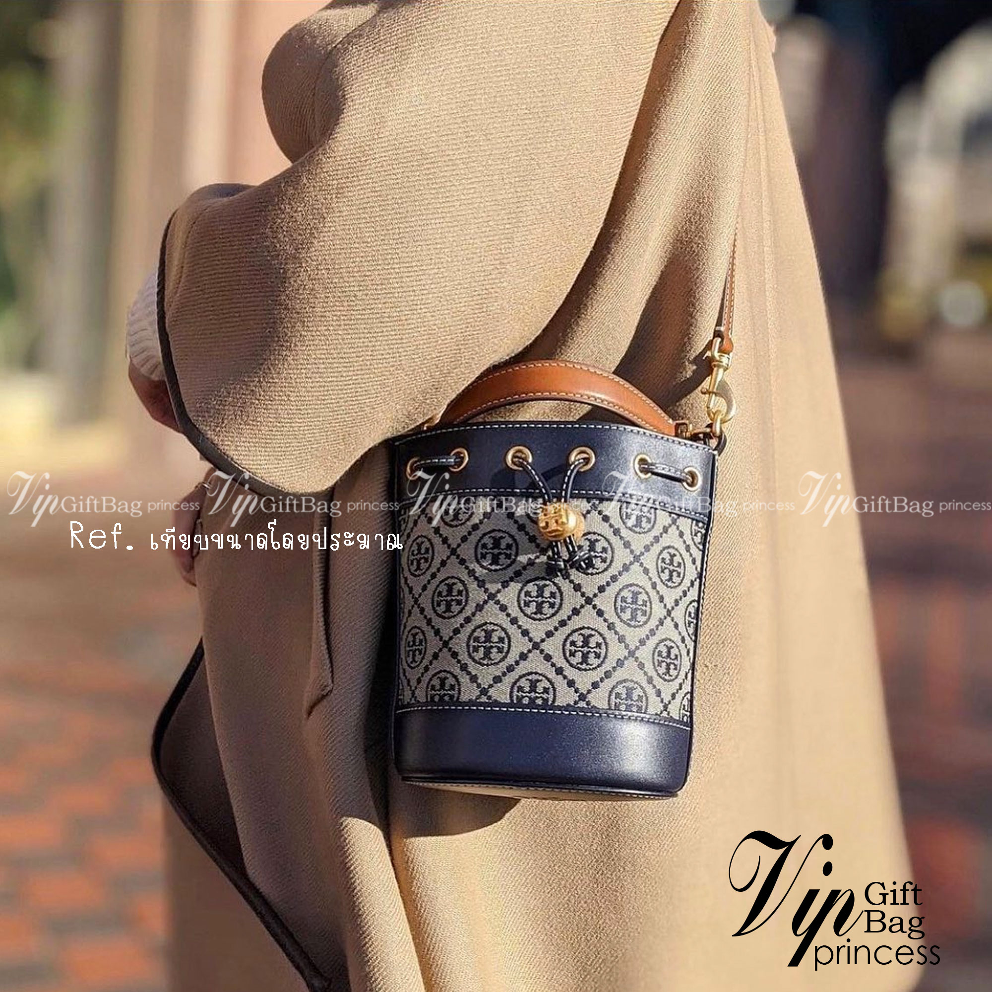 Tory Burch T Monogram Calf Hair Mini Bucket Bag กระเป๋าทรงถังผลิตขึ้นอย่างพิถีพิถันด้วยขนลูกวัวพิมพ์ลาย ตัดแต่งหนังอย่างดี