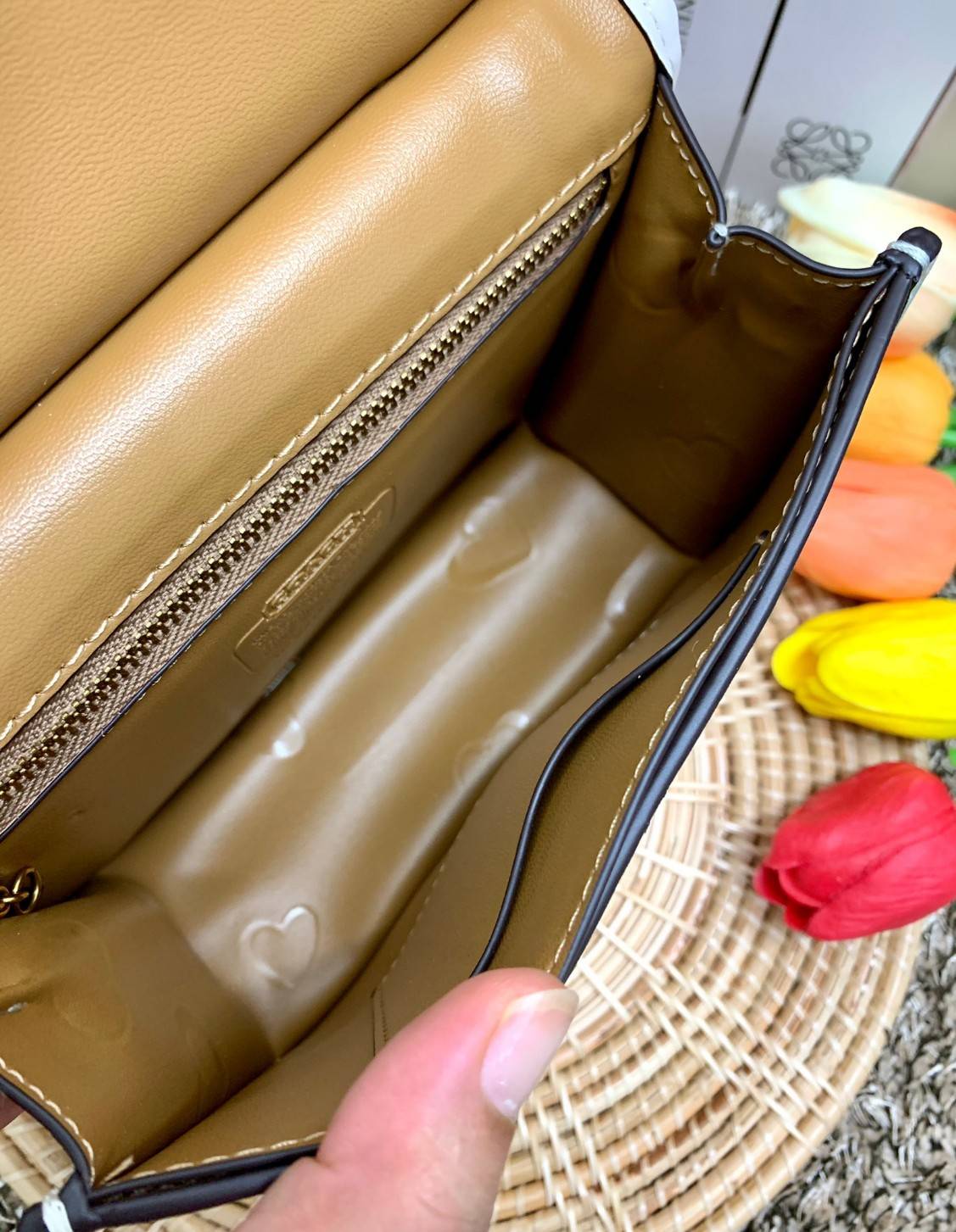 COACH LIMITED EDITION WILLIS TOP HANDLE 18 WITH HEART PRINT ((c3919)) พร้อมส่งที่ไทย ได้ไปหลงรักแน่นอนค่ะ! กระเป๋าหิ้วหรือสะพายข้าง หนังแท้นิ่มสวยงาม ❤️จุดเด่นคือตัวกระเป๋าปริ้นลายหัวใจทั้งใบ ดูหวานน่ารักมากๆค่ะ เปิดปิดกระเป๋าแบบหมุนล็อค ภายในมีช่อ