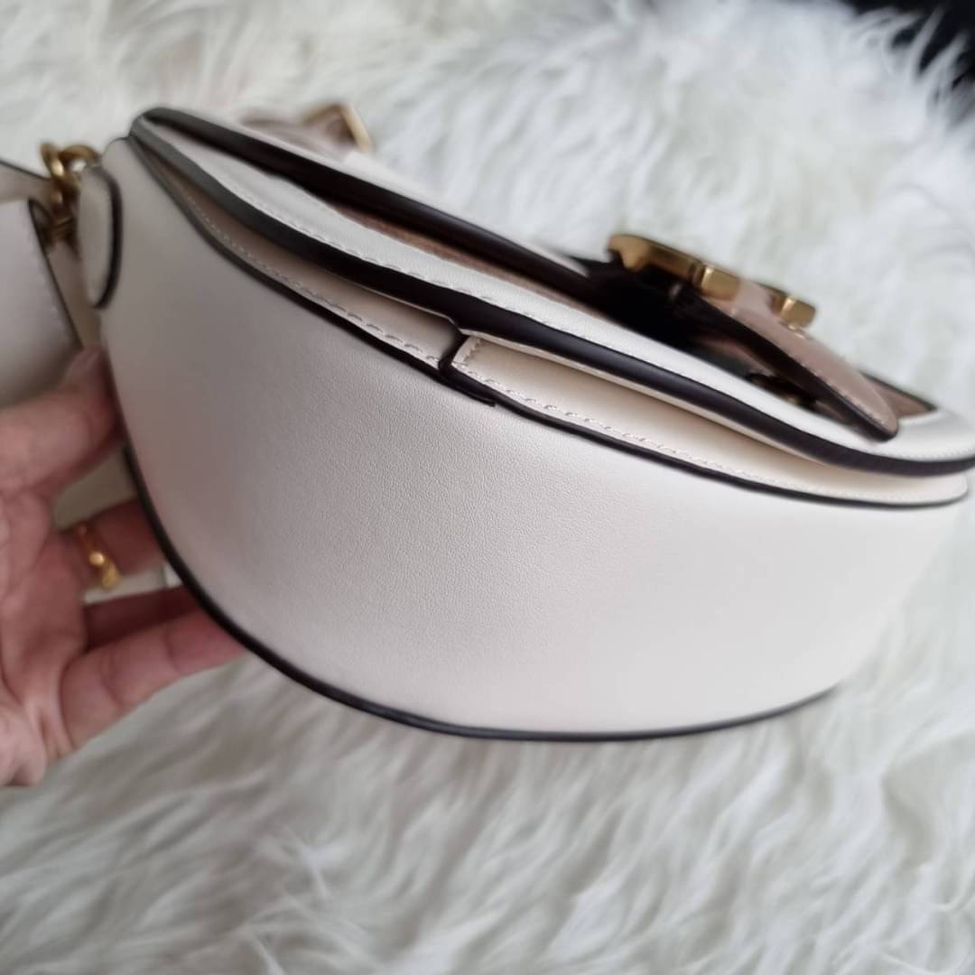 COACH C0749 BEAT SADDLE BAG WITH HORSE AND CARRIAGE PRINT สีหายาก ละมุนคุณหนู คอลเลคชั่นใหม่ ดีไซน์หรูหรา พิเศษมากๆมาพร้อมสายสะพาย 2 เส้น ใช้คู่กันหรือแยกสะพายก็สวยครบสูตร กระเป๋าสะพายทรง saddle คลาสสิค เปิด-ปิดด้วยกระดุมแน่นหนา ภายในเป็นช่องโล่ง ใส่ของได