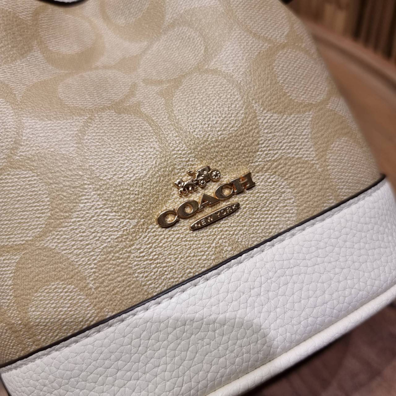 COACH C5121 DEMPSEY 15 DRAWSTRING MINI BUCKET BAG น้องคนสวยมาใหม่จ้า รุ่นใหม่กริ๊บ!! ยังไม่เข้าช็อปไทย ละมุนคุณหนูต้องมาแล้วแหละ กระเป๋าทรงถังไซส์มินิ ใช้งานง่ายด้วยการรูดหนังปิดรอบปากกระเป๋า ทุกอย่างลงตัวที่สุด!! มาพร้อมตัวห้อยรูปหัวใจสีทองกุ๊กกิ๊ก น่ารั