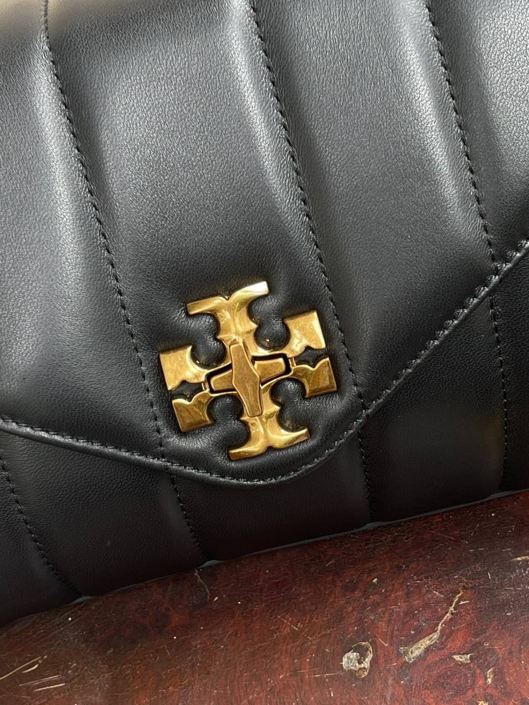OUTLET 】Tory Burch Kira Top Handle Satchel มี2ขนาด Small/Medium กระเป๋าทรงใหม่ล่าสุดจากรุ่นคิร่า (Kira) มาในเทคนิคตัดเย็บควิลท์แนวขนาน ใช้วัสดุหนังเงานุ่ม สะท้อนแรงบันดาลใจแบบนิวยอร์กจากเบาะหนังในรถคลาสสิค Hardwareสีทองสวยหรู และจุดเด่นอีกรุ่นคิร่าคือความ