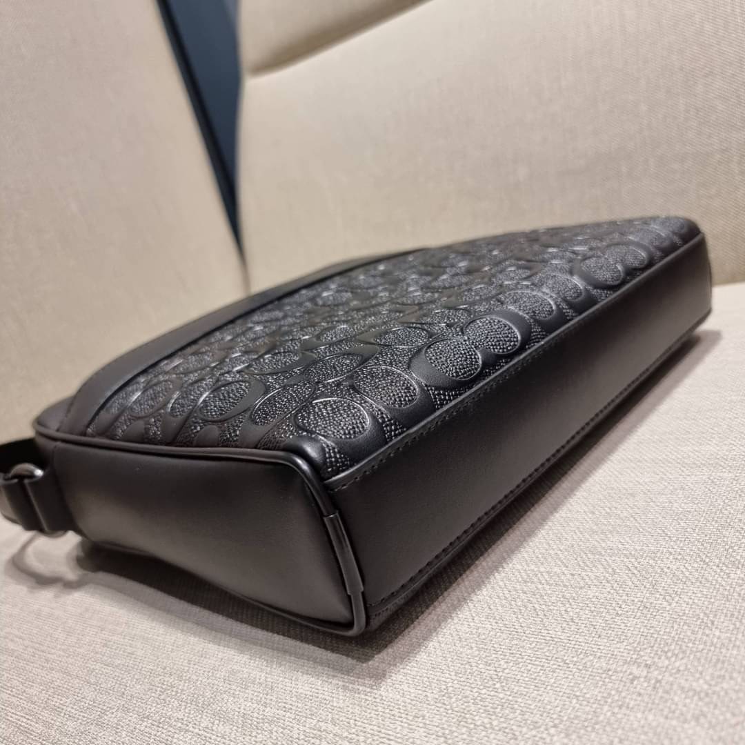 COACH F28455 CHARLES CAMERA BAG IN SIGNATURE LEATHER รุ่นสุดฮิตที่หนุ่มๆเค้ารู้กัน กับกระเป๋าสะพายข้างทรงแมสเซนเจอร์ ที่อัพเลเวลความหรูด้ายลายปั๊มซิกเนเจอร์นูน บนวัสดุหนัง crossgrain ตัดสลับด้วยหนังแท้ สัมผัสดีทั้งใบ มีช่องซิปให้ด้านหน้า และช่องย่อยด้านหล