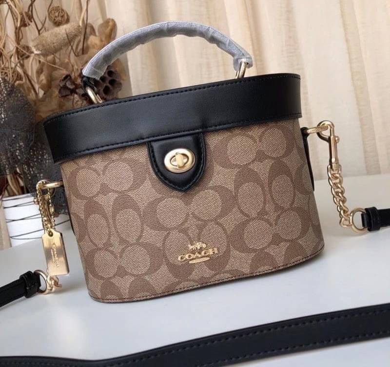 COACH KAY CROSSBODY IN SIGNATURE ((78277)) กลับมาอีกครั้ง! กระเป๋าหิ้ว//สะพายแบบครอสบอดี้ร์ หนังแท้นิ่มสวย เปิดปิดกระเป๋าแบบหมุนล็อค ภายในโล่งสามารถใส่กระเป๋าเงินใบกลางได้;มือถือได้ทุกรุ่น; มีช่องเล็กให้ใส่ของจุกจิก;ซัปในบุผ้าอย่างดีเลยค่ะ มาพร้อมสายสะพาย
