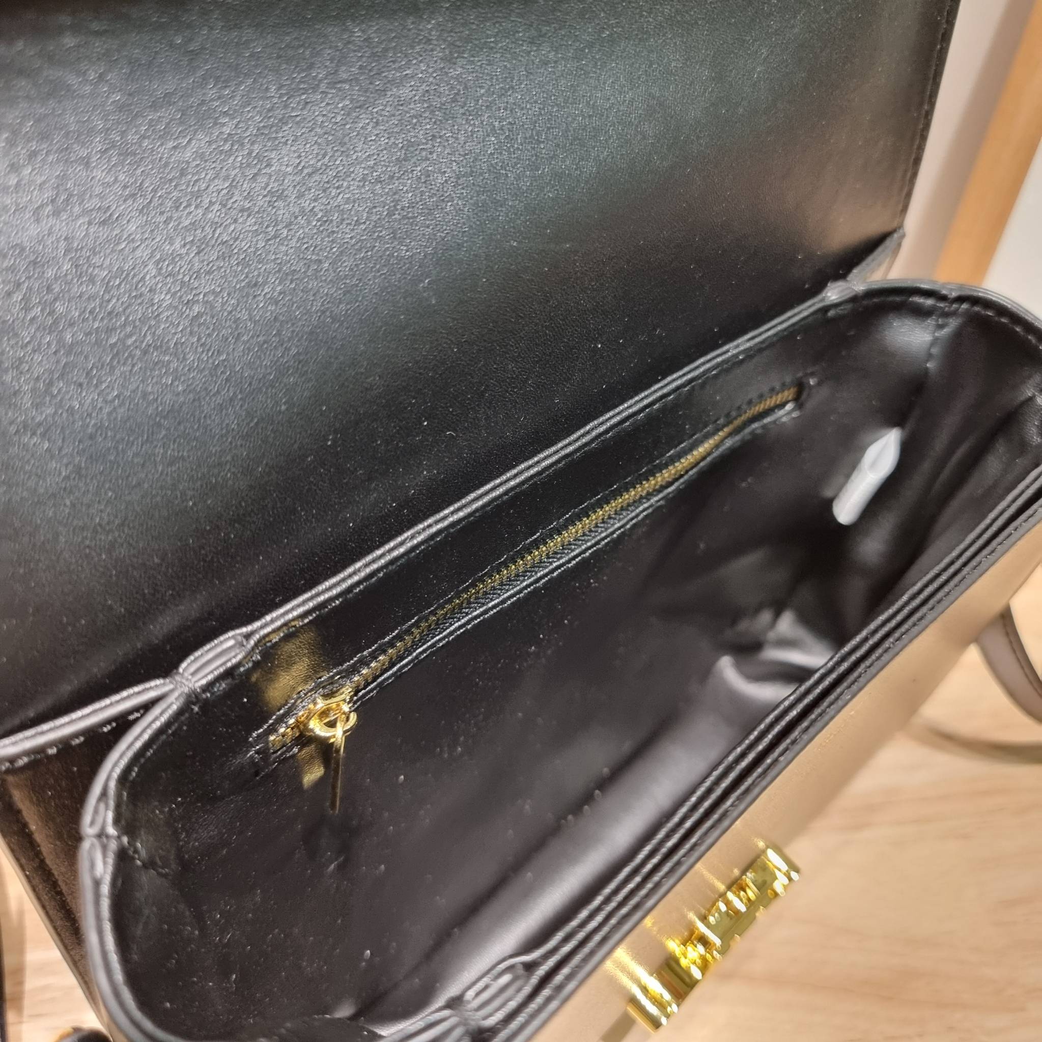 CELINE CLASSIQUE TRIOMPHE BAG IN SHINY CALFSKIN ไอเท็มสุดคลาสสิค ที่ขาดไม่ได้ กระเป๋าสะพายทรงสวยคลาสสิค แฝงความผู้ดี ที่ใช้ได้ทั้งชายหญิง วัสดุหนังคุณภาพดี