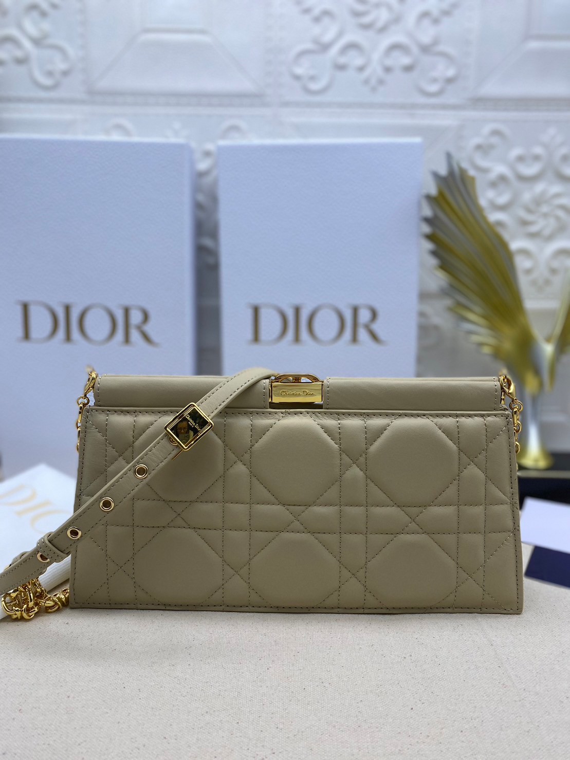 Dior Caro Colle Noire Clutch with Chain Cannage / DIOR Clutch / DIOR BAG พร้อมส่ง 4 สี กระเป๋าสะพายทรงคลัท ดีไซน์เรียบหรู ดูแพง รุ่นนี้คือ ถือแล้วผู้ดีมากค่ะ