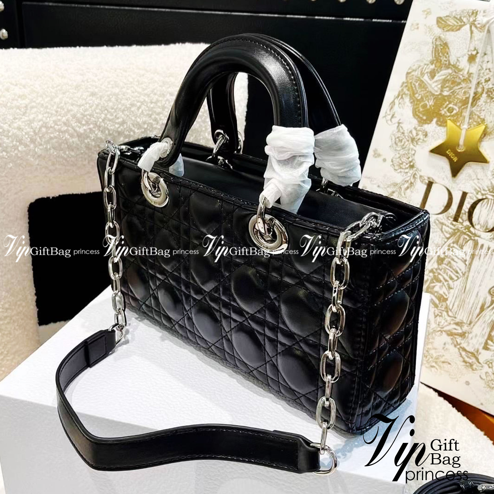 DIOR Lady D-Joy Bag Cannage Lambskin กระเป๋าสุดไอคอนิก รุ่นอมตะที่ตราตรึงในความทรงจำผู้คนทั่วโลก ถือแล้วดูหรู ดูแพง เป็นรุ่นที่ควรมี มีสายสะพายโซ่แบบถอดได้ ภาพสินค้าถ่ายจากงานขายจริง ใช้งานต่างประเทศได้